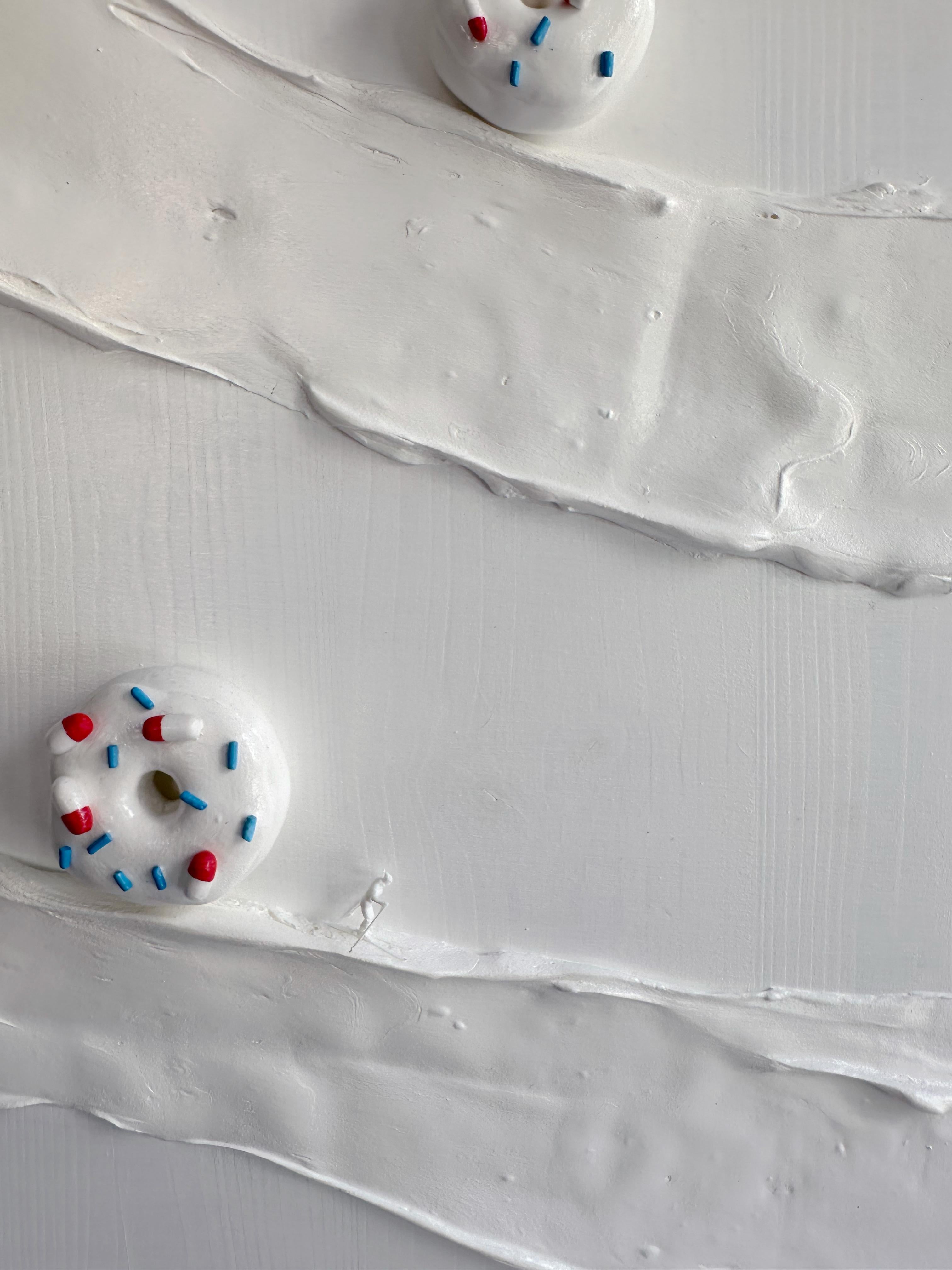 Pop Surrealist Sugar and Pills Schiuma d'argilla e smalto in rilievo Paesaggio invernale - Painting di Vera Vizzi