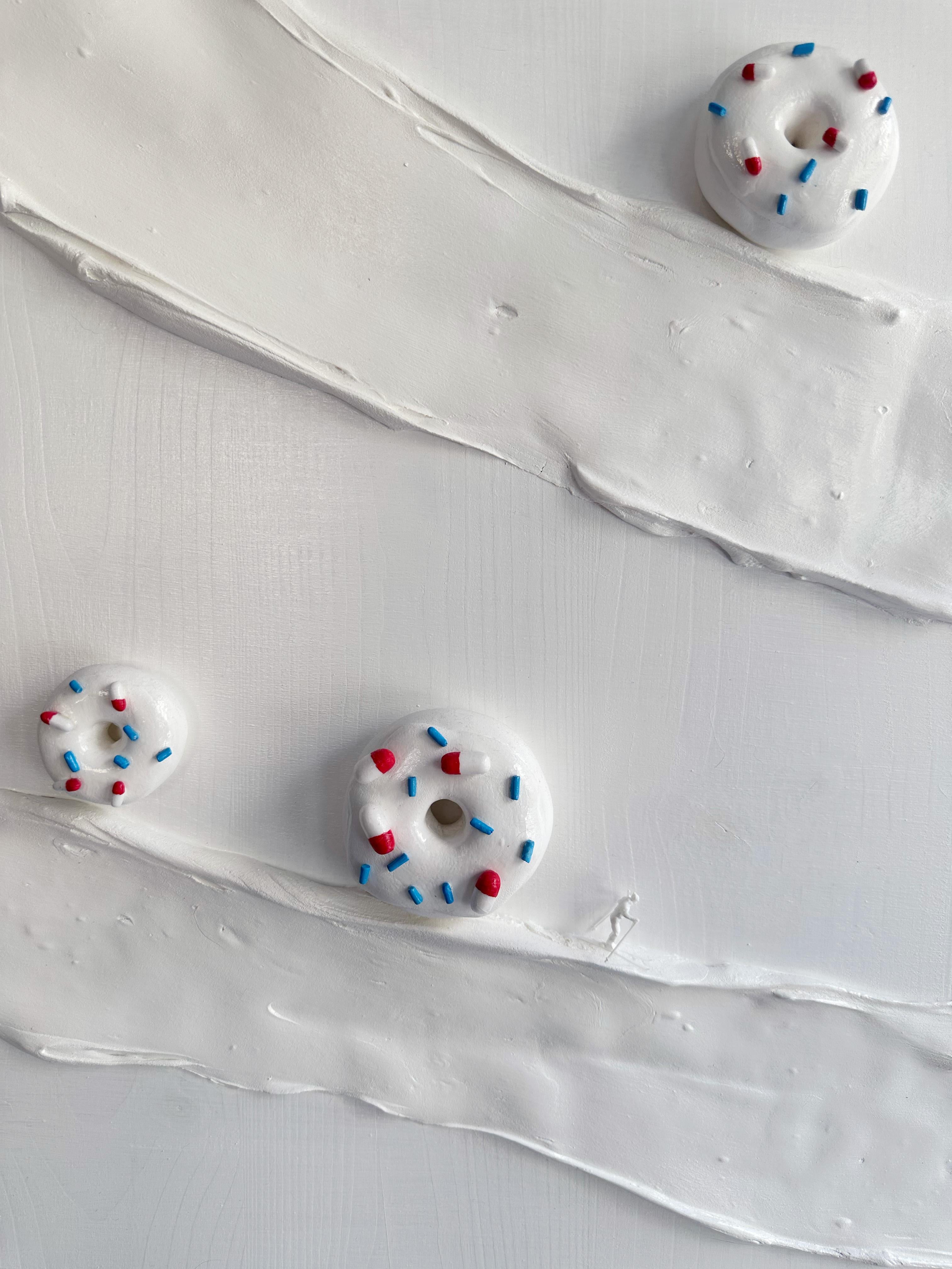 Pop Surrealist Sugar and Pills Schiuma d'argilla e smalto in rilievo Paesaggio invernale - Painting Surrealismo di Vera Vizzi