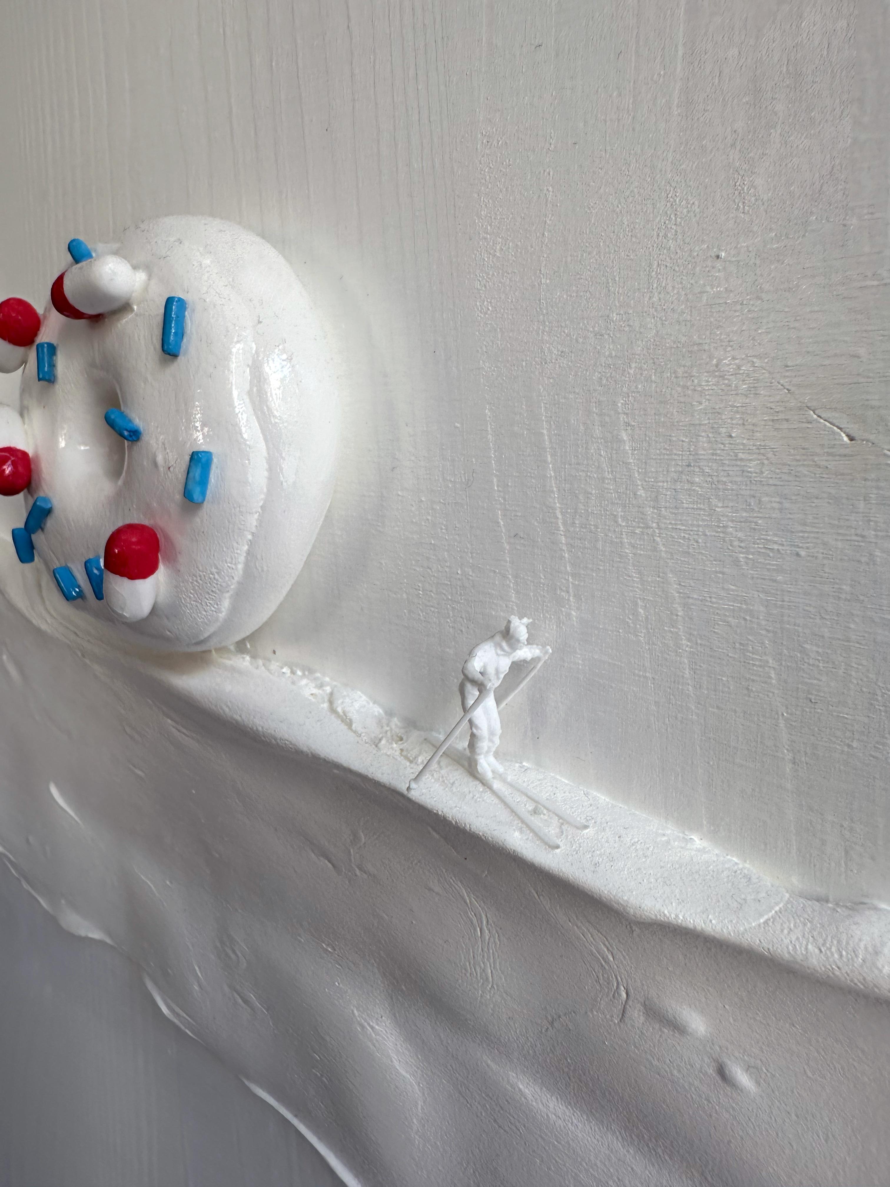 Bande innevate di argilla espansa si dispiegano come un paesaggio invernale in questo rilievo tattile, dove dischi di dolciumi e figure in miniatura simili a pillole perforano il campo bianco poroso. Eseguita come una pittura scultorea a basso