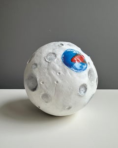Surrealistische ozeanische Mondkugel- Meereslandschafts-Skulptur mit Goldfisch „Tutto“