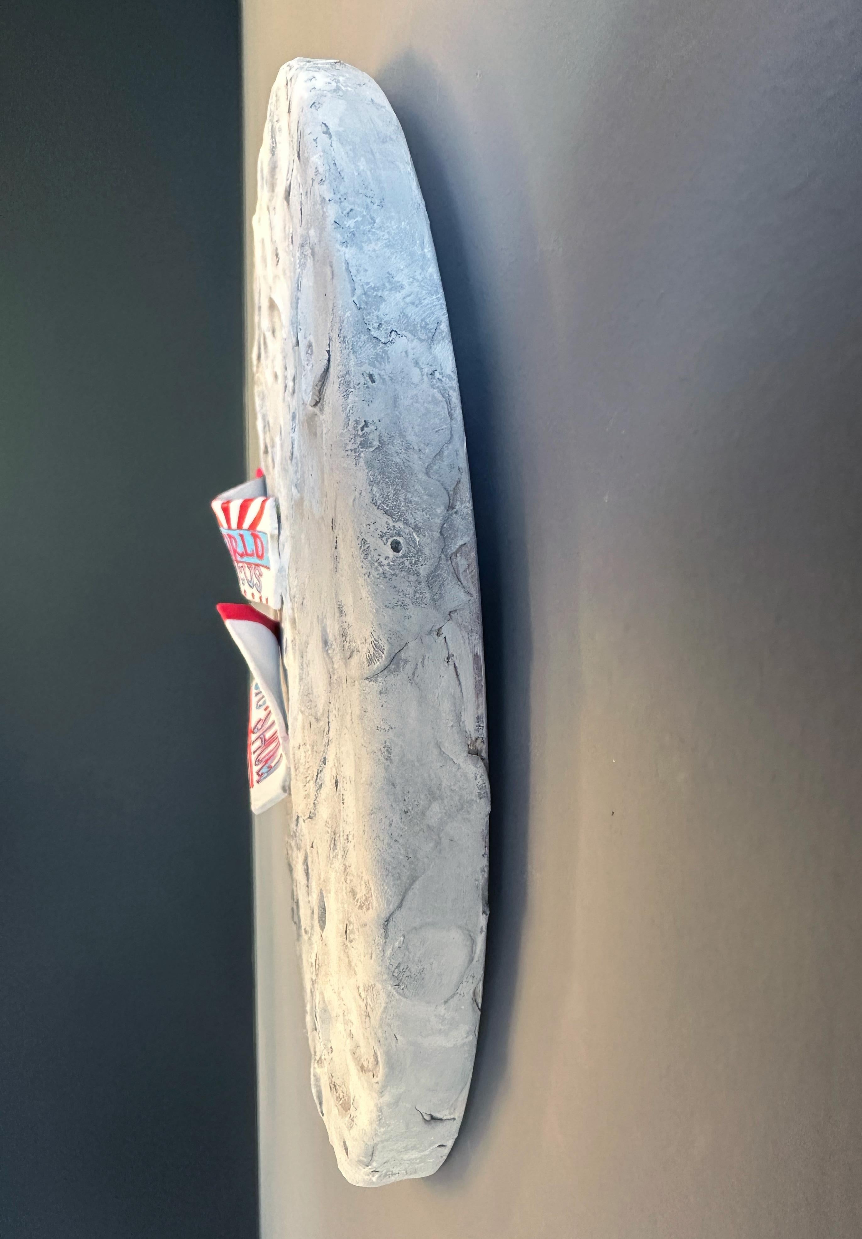Textural lunar relief in self-hardening paste and acrylic on fir wood, a circular wall sculpture that foregrounds moon imagery and sculpted crater topography. This mixed-media wall sculpture employs self-hardening paste modeled into a cratered