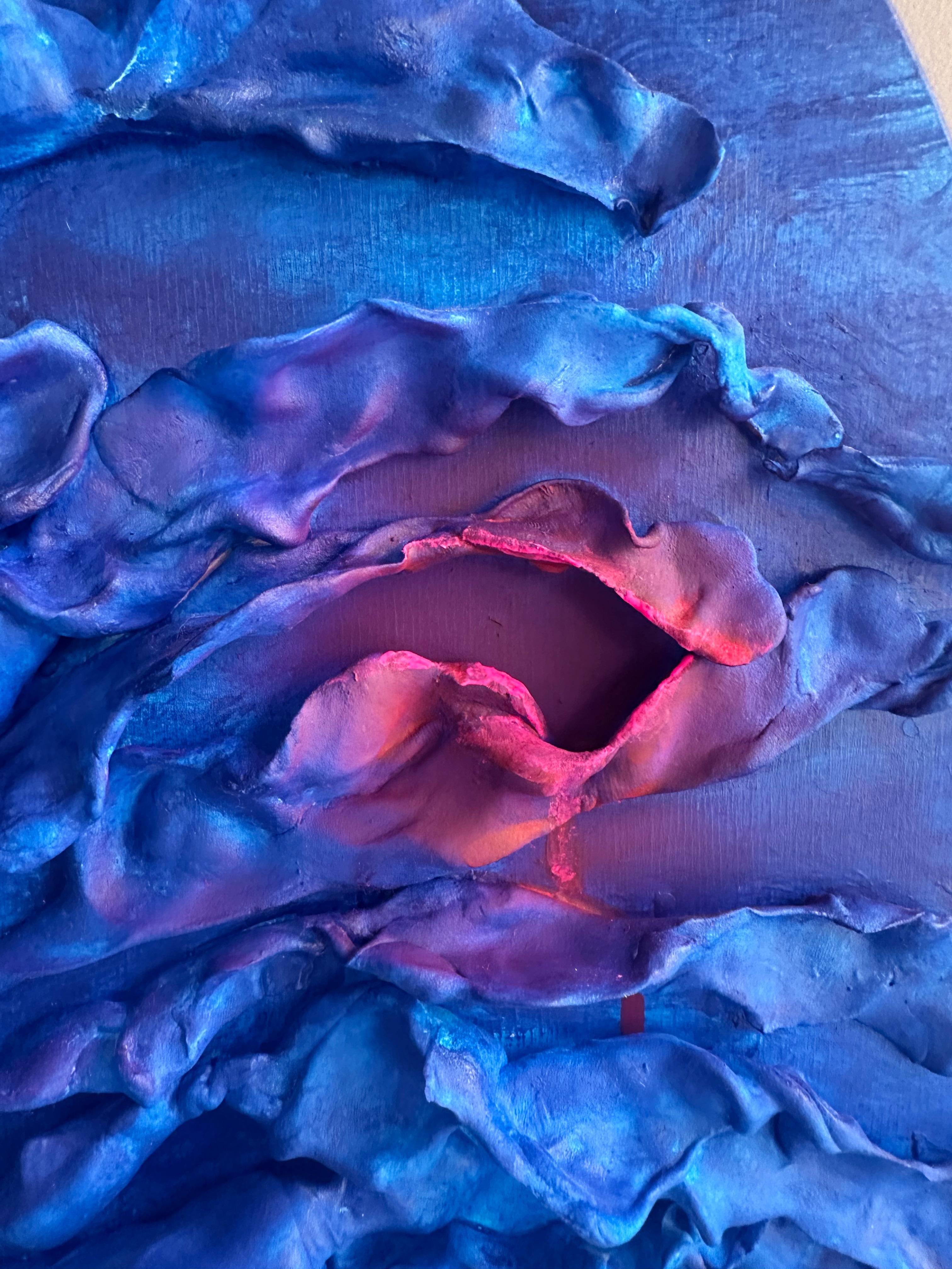 Scultura da parete a tecnica mista in argilla da modellare e acrilico blu con paesaggio marino testurizzato - Sculpture Astratto di Vera Vizzi