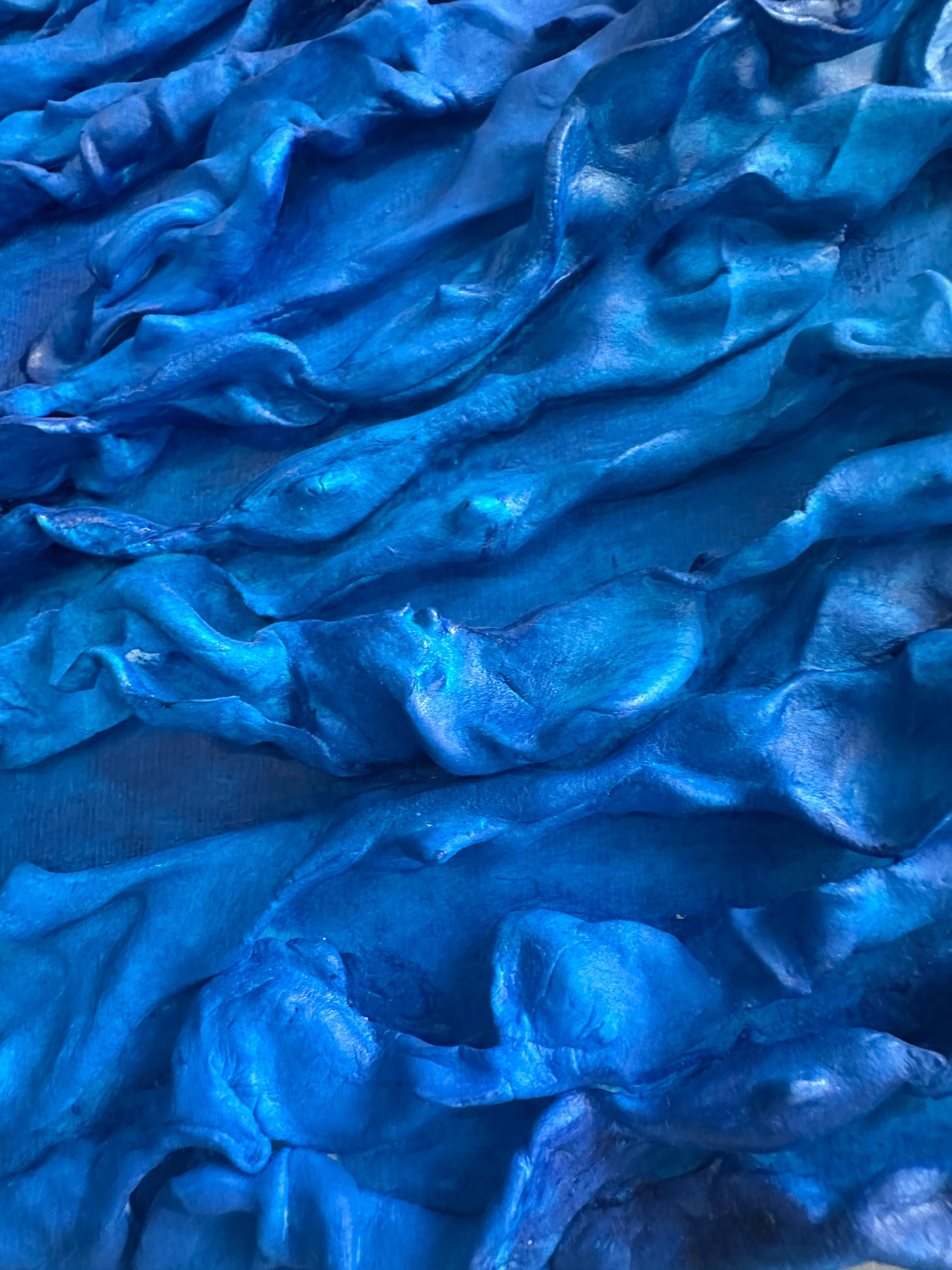 Scultura da parete a tecnica mista in argilla da modellare e acrilico blu con paesaggio marino testurizzato - Abstract Sculpture Blu di Vera Vizzi