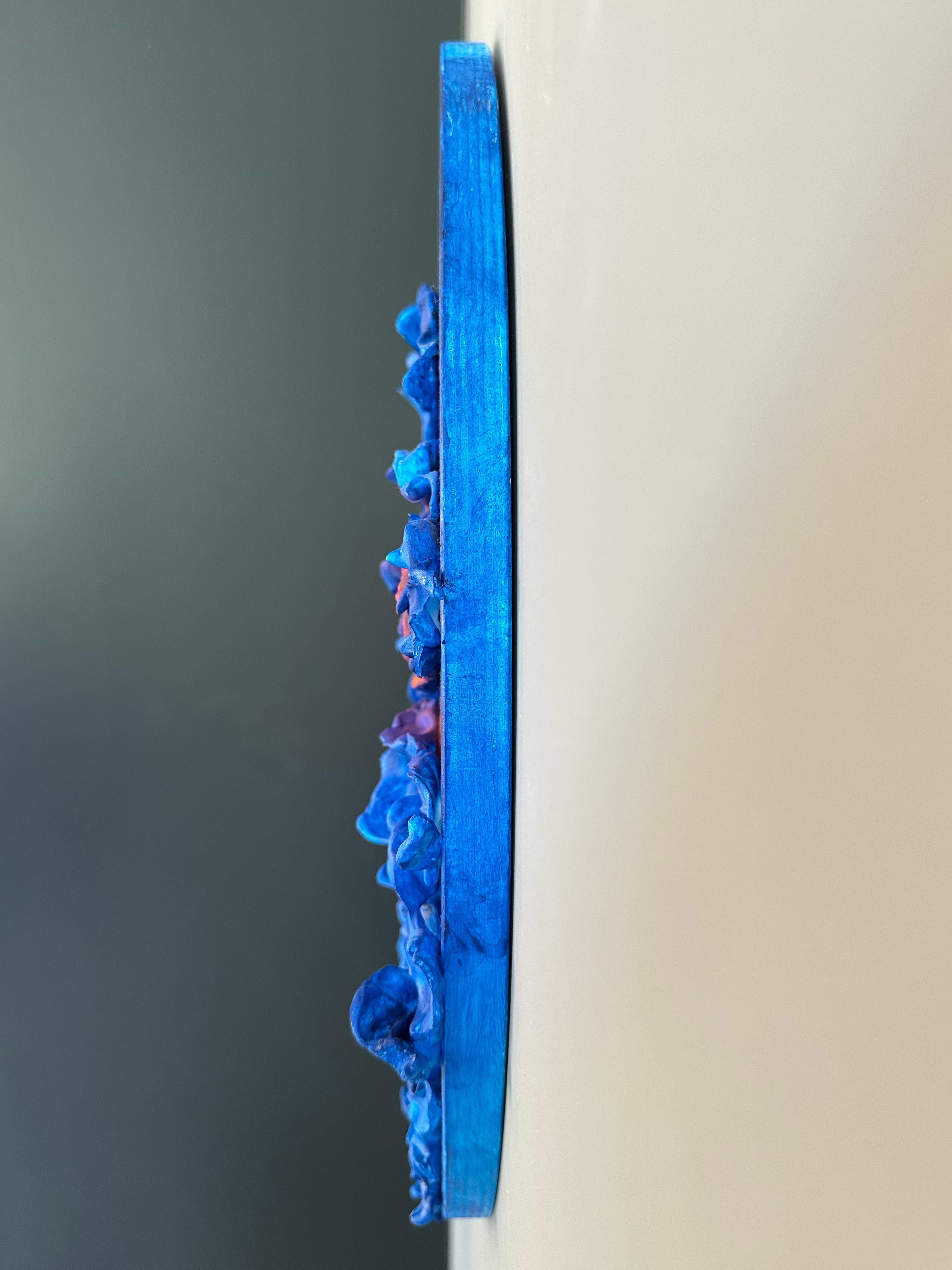 Scultura da parete a tecnica mista in argilla da modellare e acrilico blu con paesaggio marino testurizzato in vendita 1