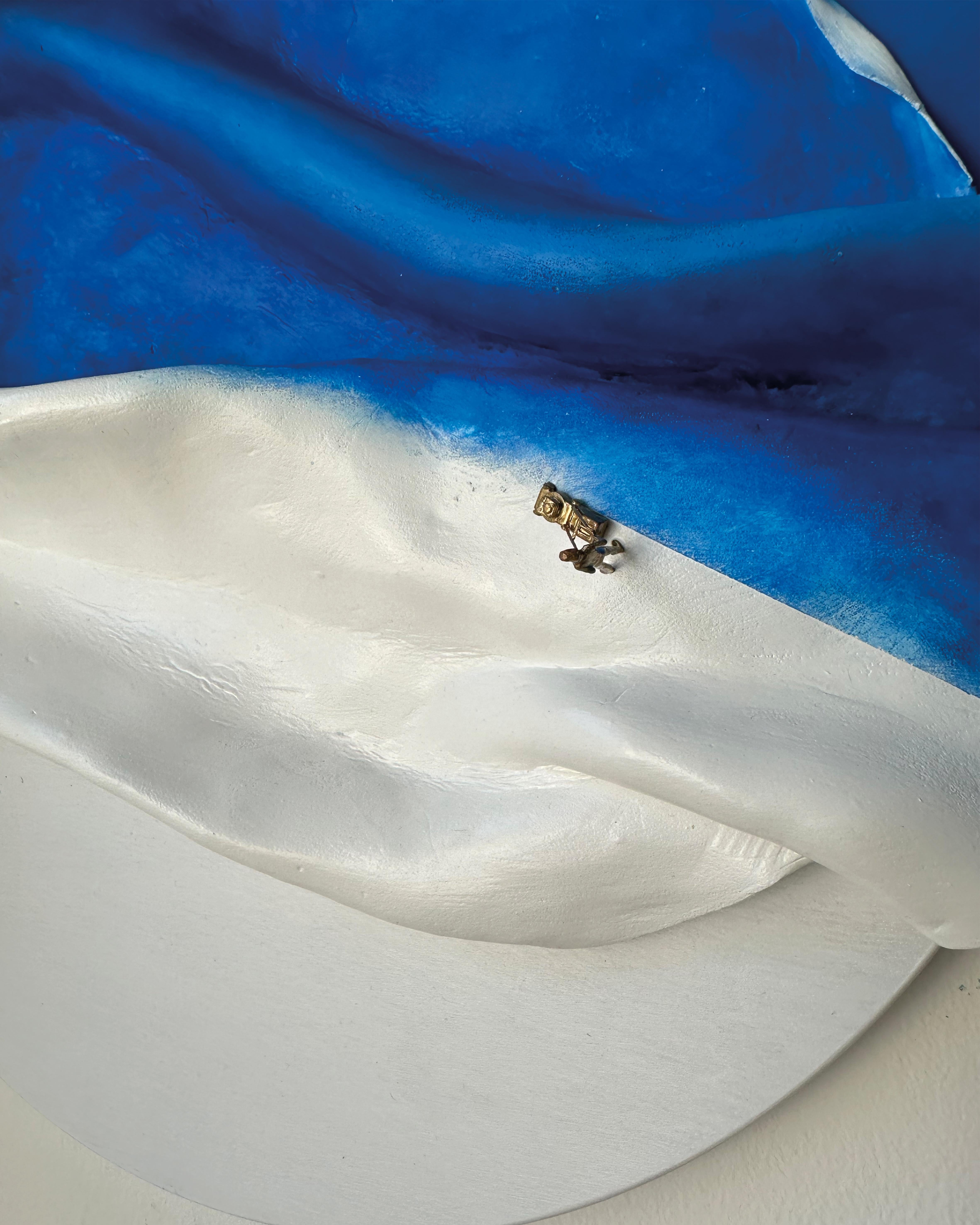L'Ordine delle Onde (L'ordre des vagues) est une sculpture texturée de Vera Vizzi, qui s'inscrit dans le cadre de son exploration permanente de l'art côtier contemporain. Réalisée à partir de mousse d'argile, d'acrylique, de plastique et d'émail sur