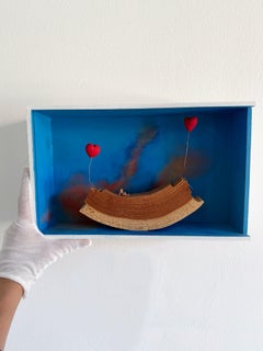 Due cuori rossi che tengono in equilibrio un arco di legno, scultura diorama in miniatura in stile surrealista