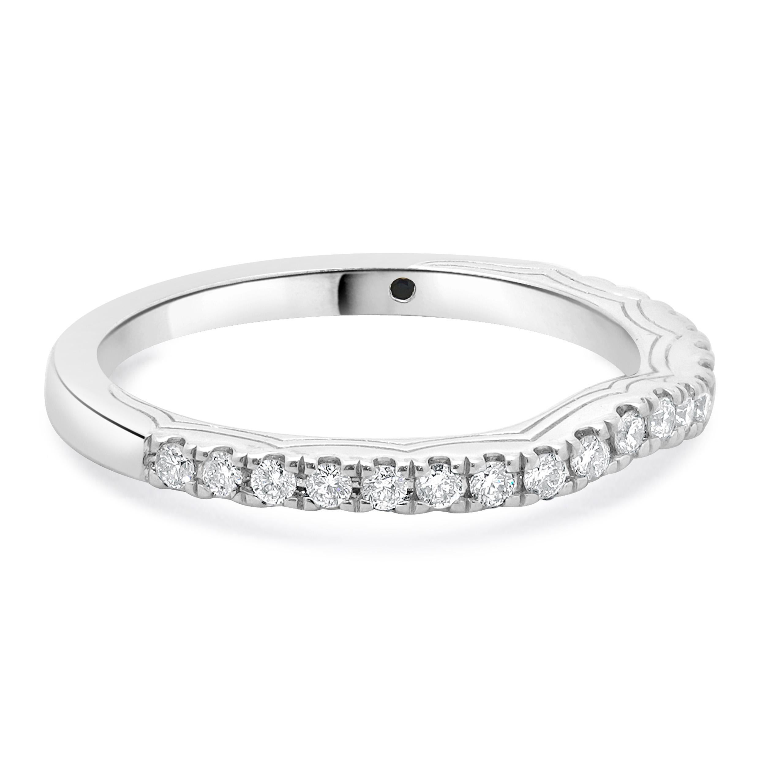 Design/One Vera Wang
Matériau : Or blanc 14K
Diamant : 20 diamants ronds de taille brillant = 0,25cttw
Couleur : I
Clarté : SI2
Taille de la bague : 7 (veuillez prévoir deux jours de livraison supplémentaires pour les demandes de taille)
Poids :