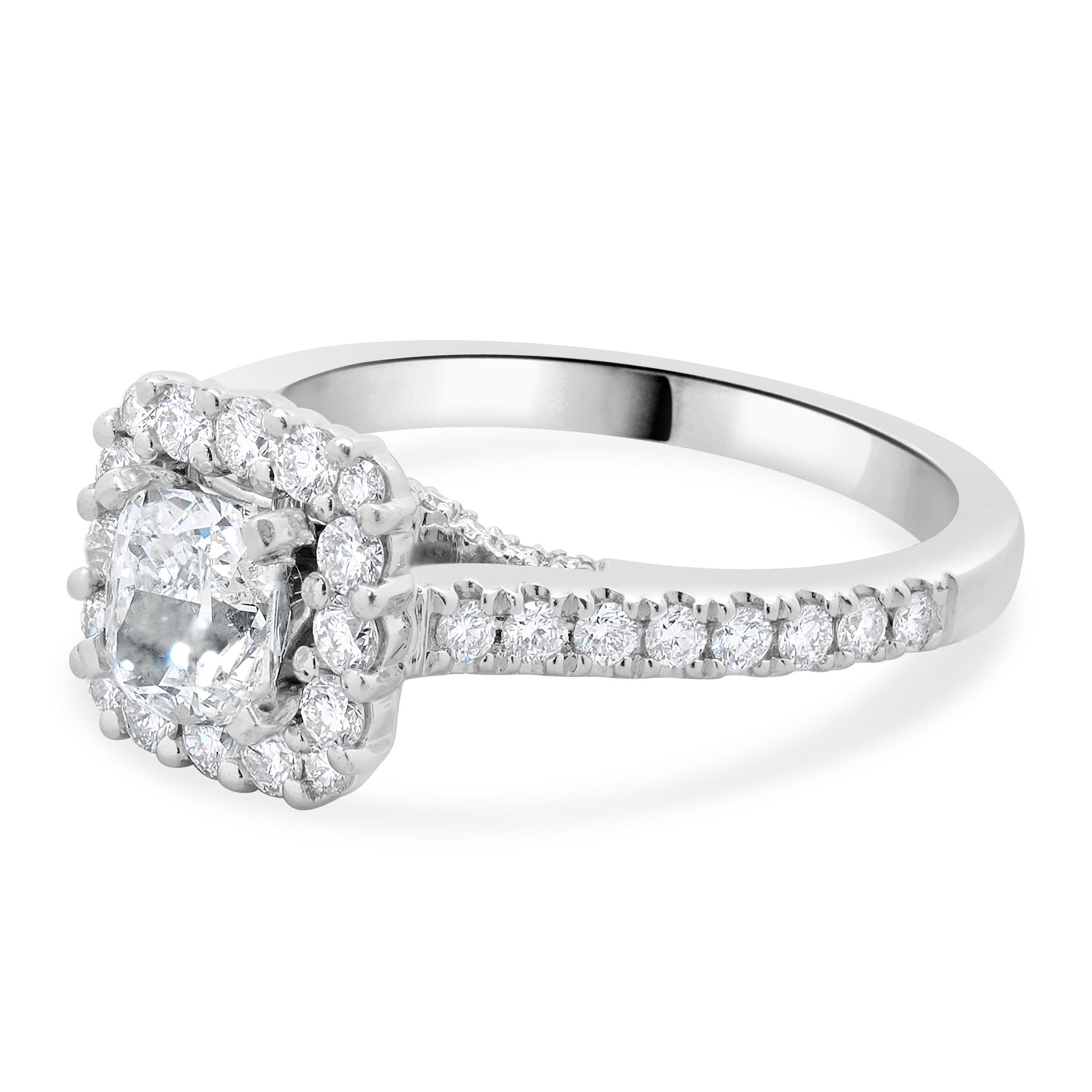 Stilista: Vera Wang
Materiale: Oro bianco 14K
Diamante: 1 taglio a cuscino = 0,84cttw
Colore: E
Chiarezza: VS2
Diamante:  62 brillanti rotondi = 0,67cttw
Colore: H
Chiarezza: SI2
Misura dell'anello: 6.5 (disponibile la misura gratuita)
Peso: 5,46