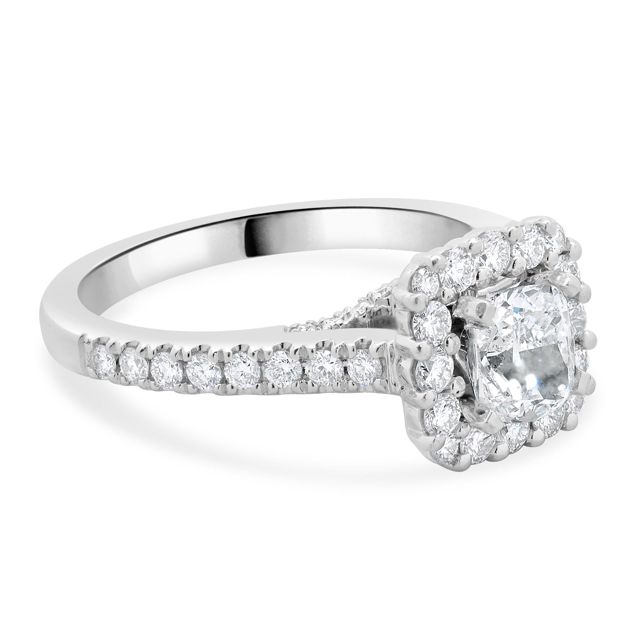Anello di fidanzamento con diamante taglio cuscino in oro bianco 14 carati Vera Wang In condizioni ottime in vendita a Scottsdale, AZ