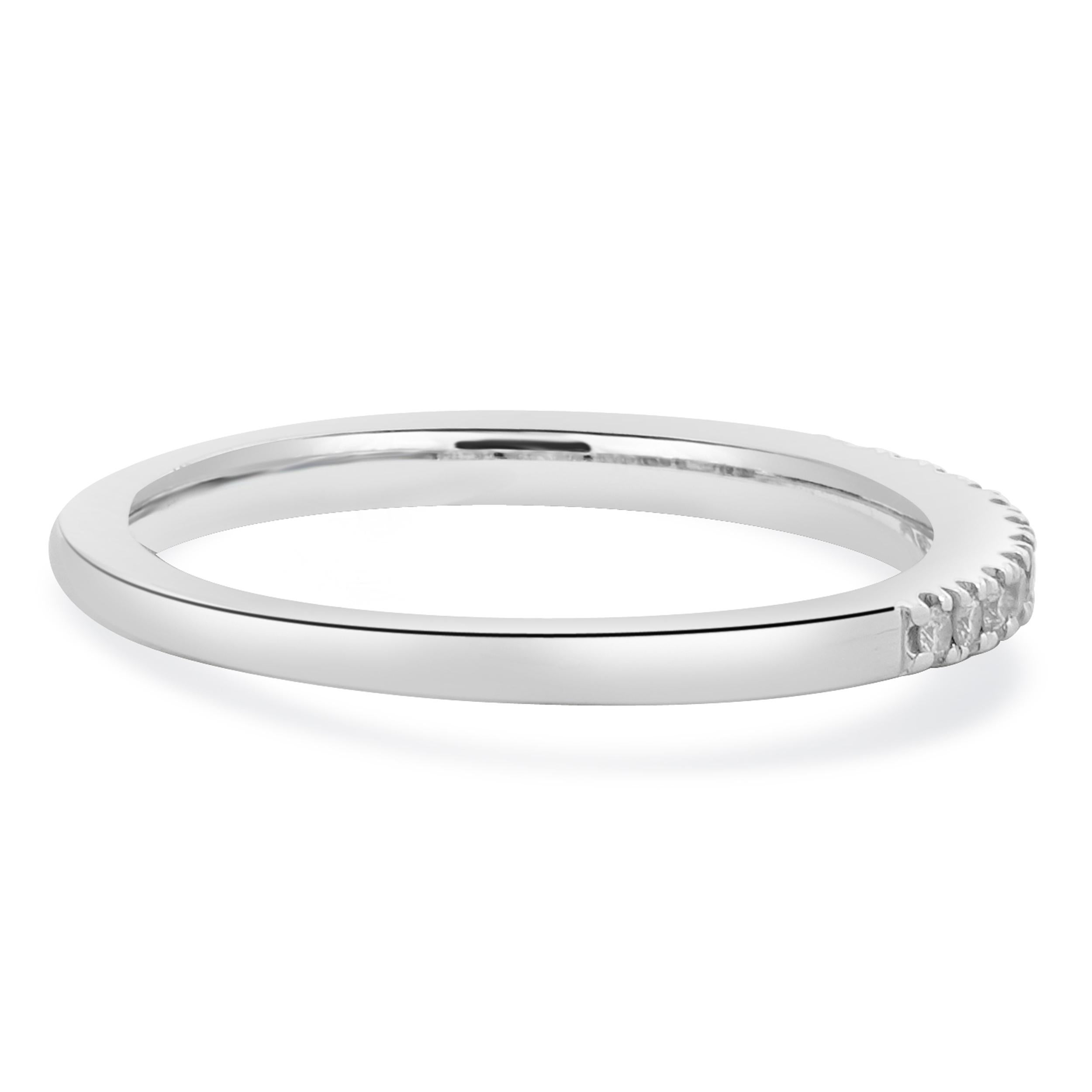 Vera Wang 14 Karat White Gold Diamond Band In Excellent Condition For Sale In Scottsdale, AZ