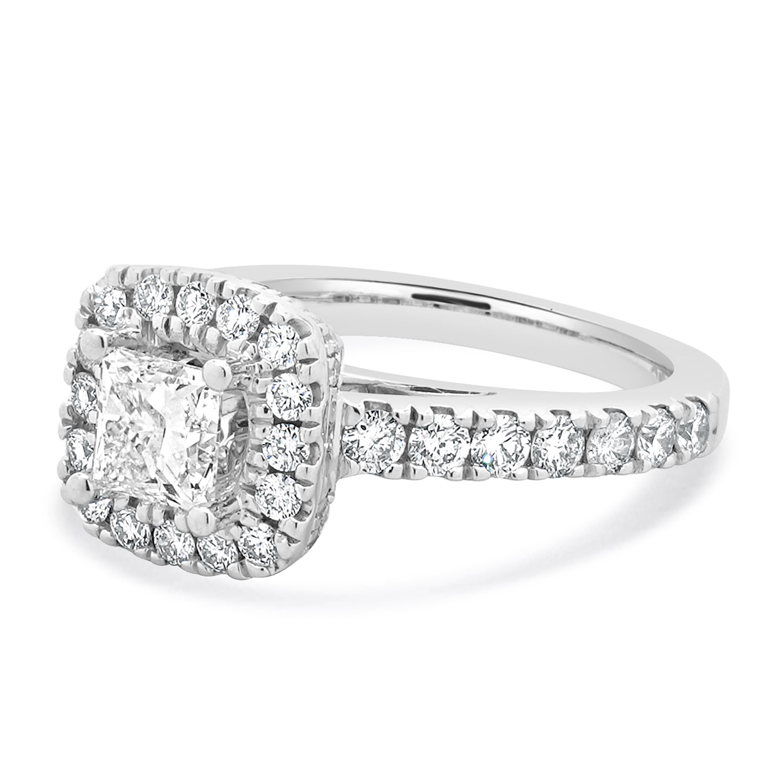 Diseñador: Vera Wang
Material: oro amarillo de 14 quilates
Diamante central: 1 talla princesa = 0,48 ct
Color: H
Claridad: SI3
Diamantes: 52 talla redonda= 1,26cttw
Color: H
Claridad: I1
Tamaño del anillo: 4,75 (espera hasta 2 días laborables más