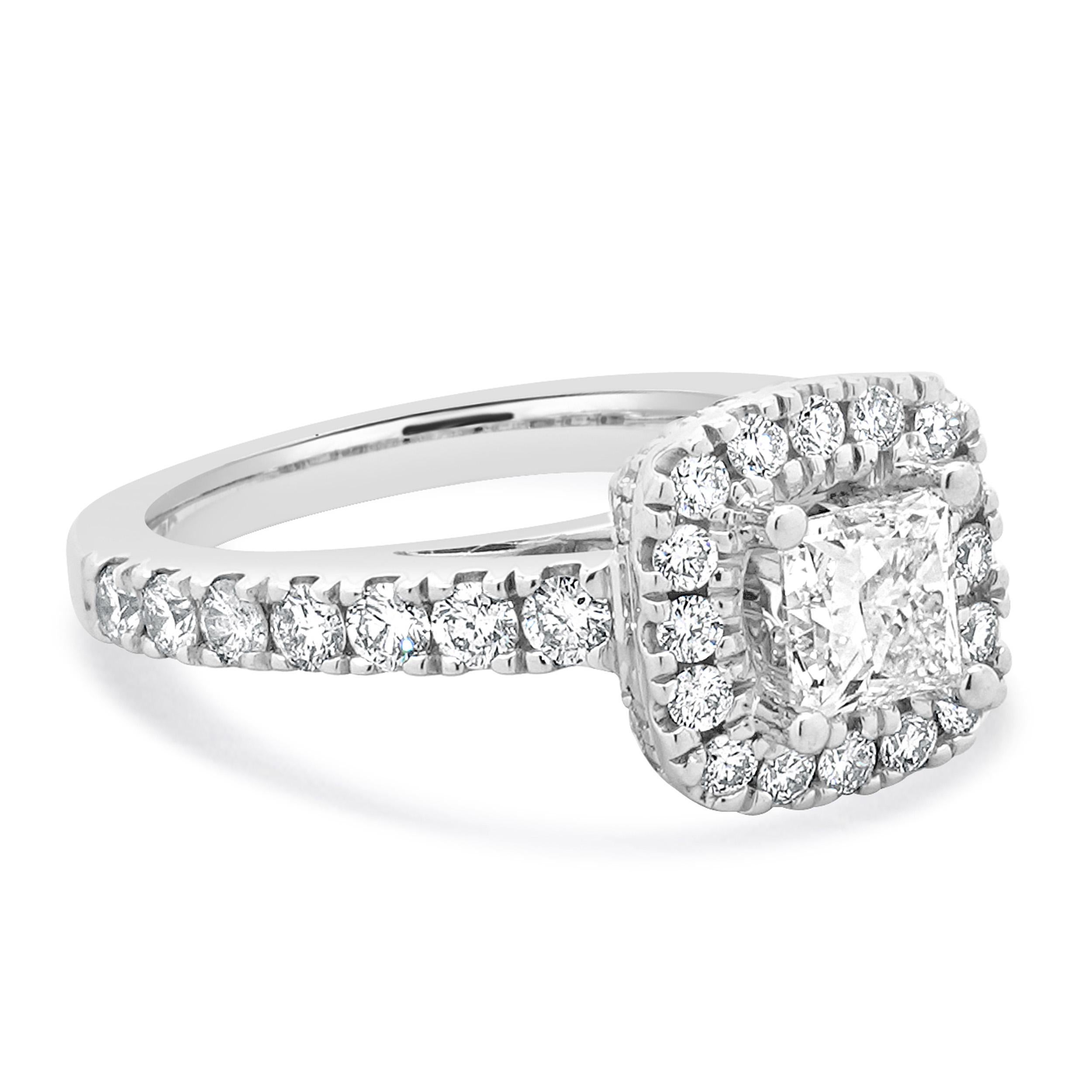 Vera Wang 14 Karat White Gold Princess Cut Halo Diamond Engagement Ring Corte princesa en venta
