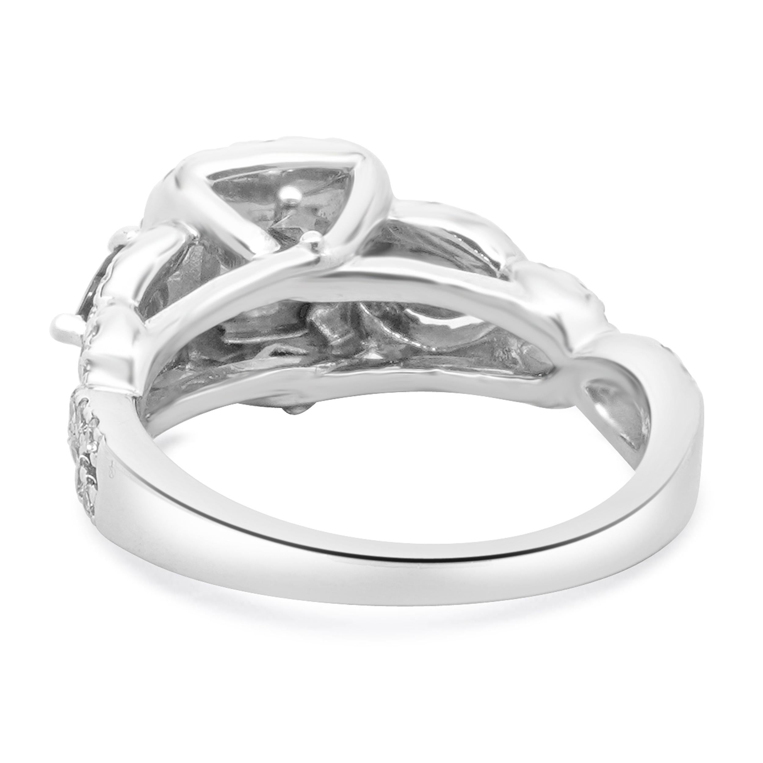 Vera Wang Anello di fidanzamento con tre pietre di diamante in oro bianco 14 carati In condizioni ottime in vendita a Scottsdale, AZ