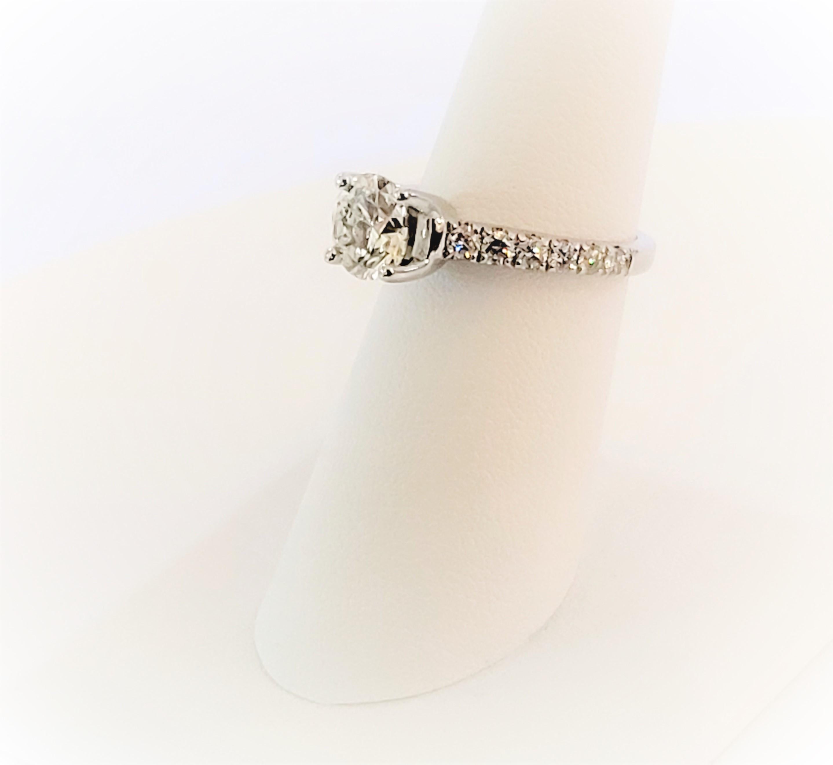 Vera Wang 14K White gold engagement ring with round brilliant diamond In Excellent Condition For Sale In New York, NY