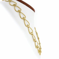 Vera Wang, collier en or 18 carats avec chaîne à maillons en forme de cœur ouvert et fermoir à bascule en diamants