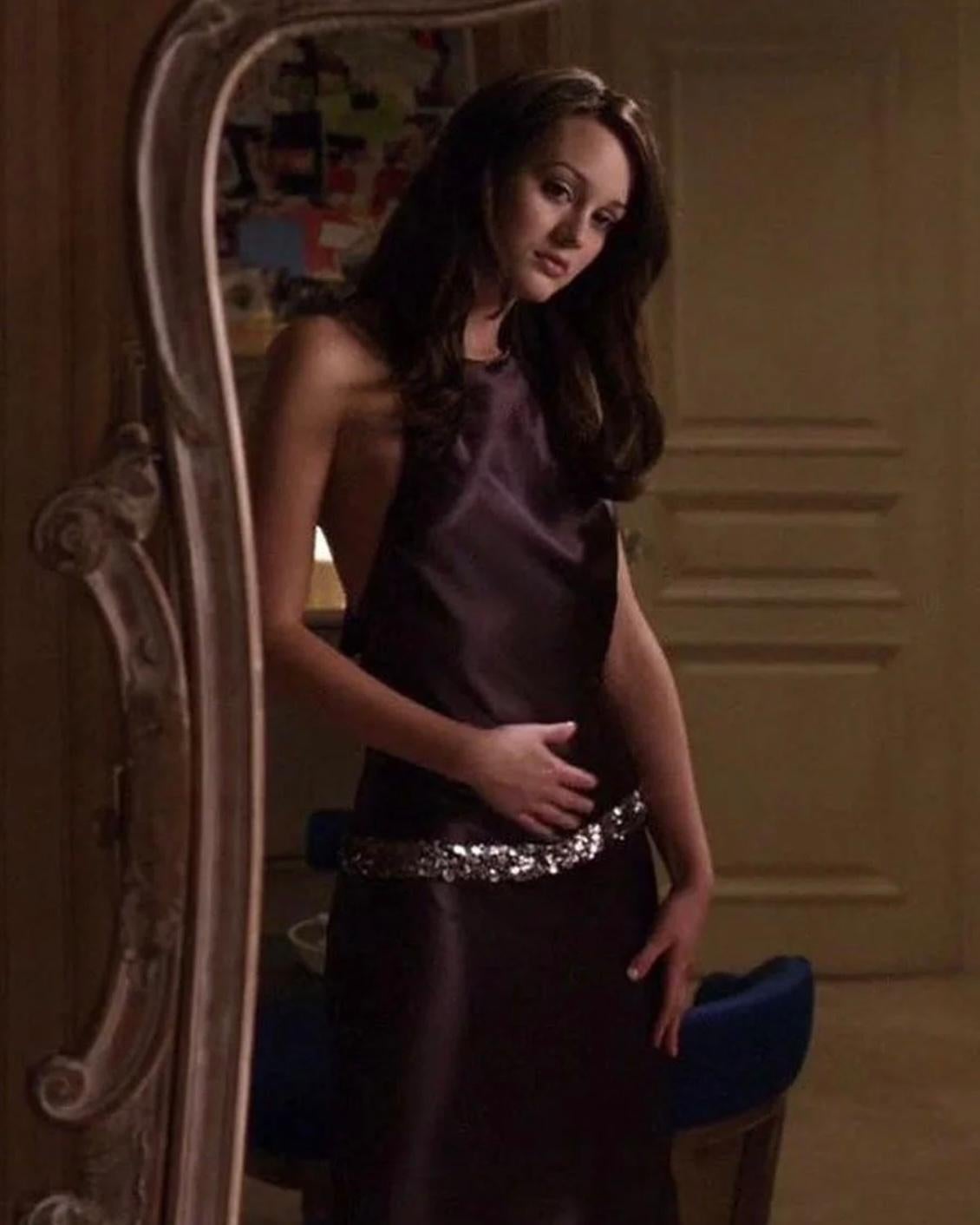 Interdite Vintage presenta un abito a collo alto con paillettes d'oro di Vera Wang degli anni 2000
- Vera Wang

- Come visto su Blair Waldorf nell'episodio pilota di Gossip Girl (2007)

- Molto raro trovare la versione in oro

Dimensioni:
XS - FR 36