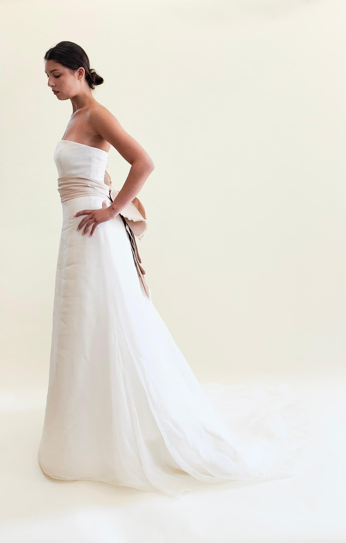 Vera Wang 2004 Trägerloses Seiden-Hochzeitskleid mit abnehmbarer Schleife in Blassrosa (Beige) im Angebot