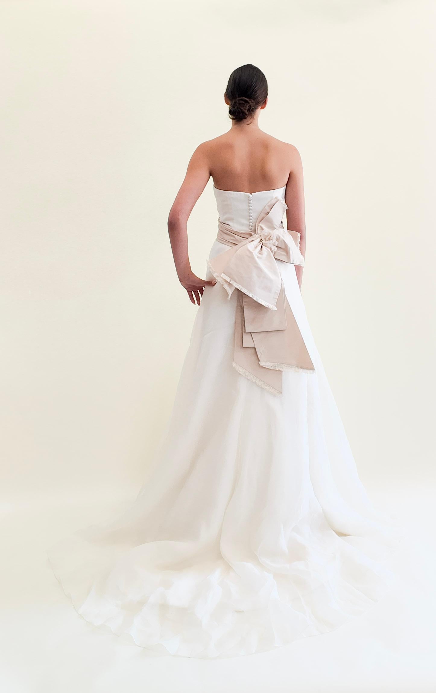 Vera Wang 2004 Trägerloses Seiden-Hochzeitskleid mit abnehmbarer Schleife in Blassrosa im Zustand „Hervorragend“ im Angebot in Los Angeles, CA