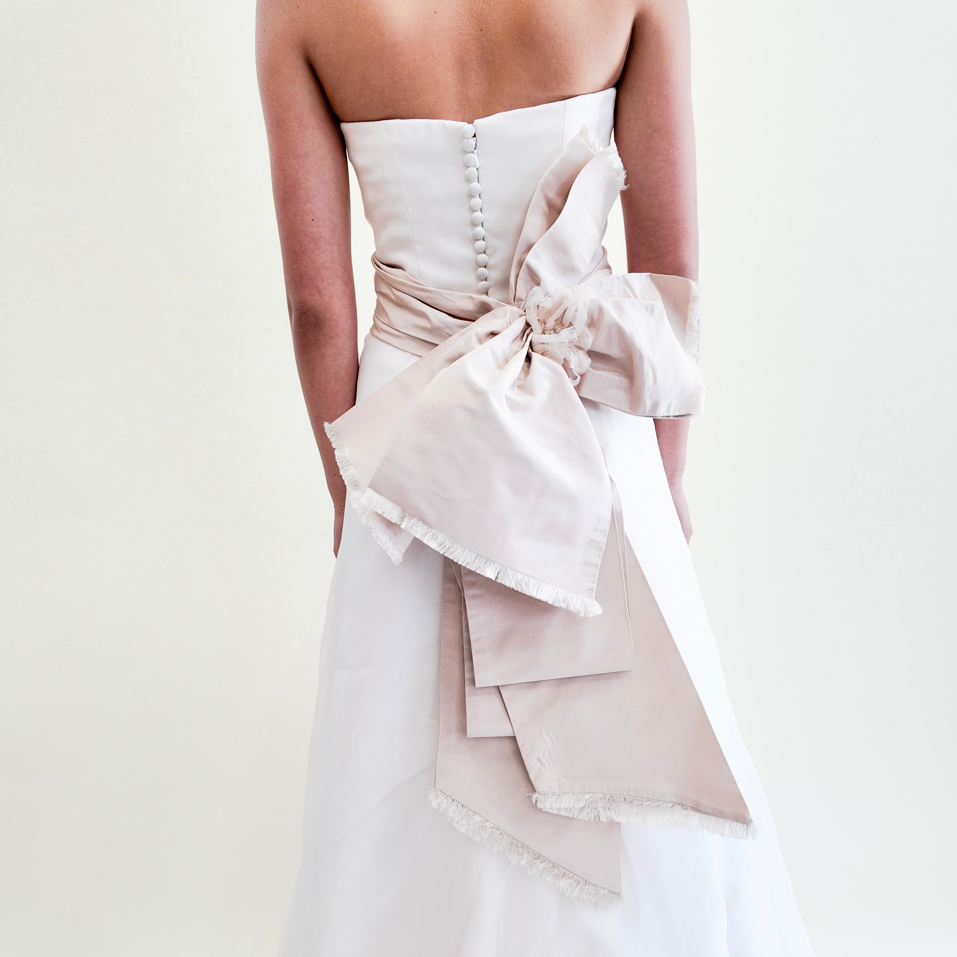 Vera Wang 2004 Trägerloses Seiden-Hochzeitskleid mit abnehmbarer Schleife in Blassrosa Damen im Angebot