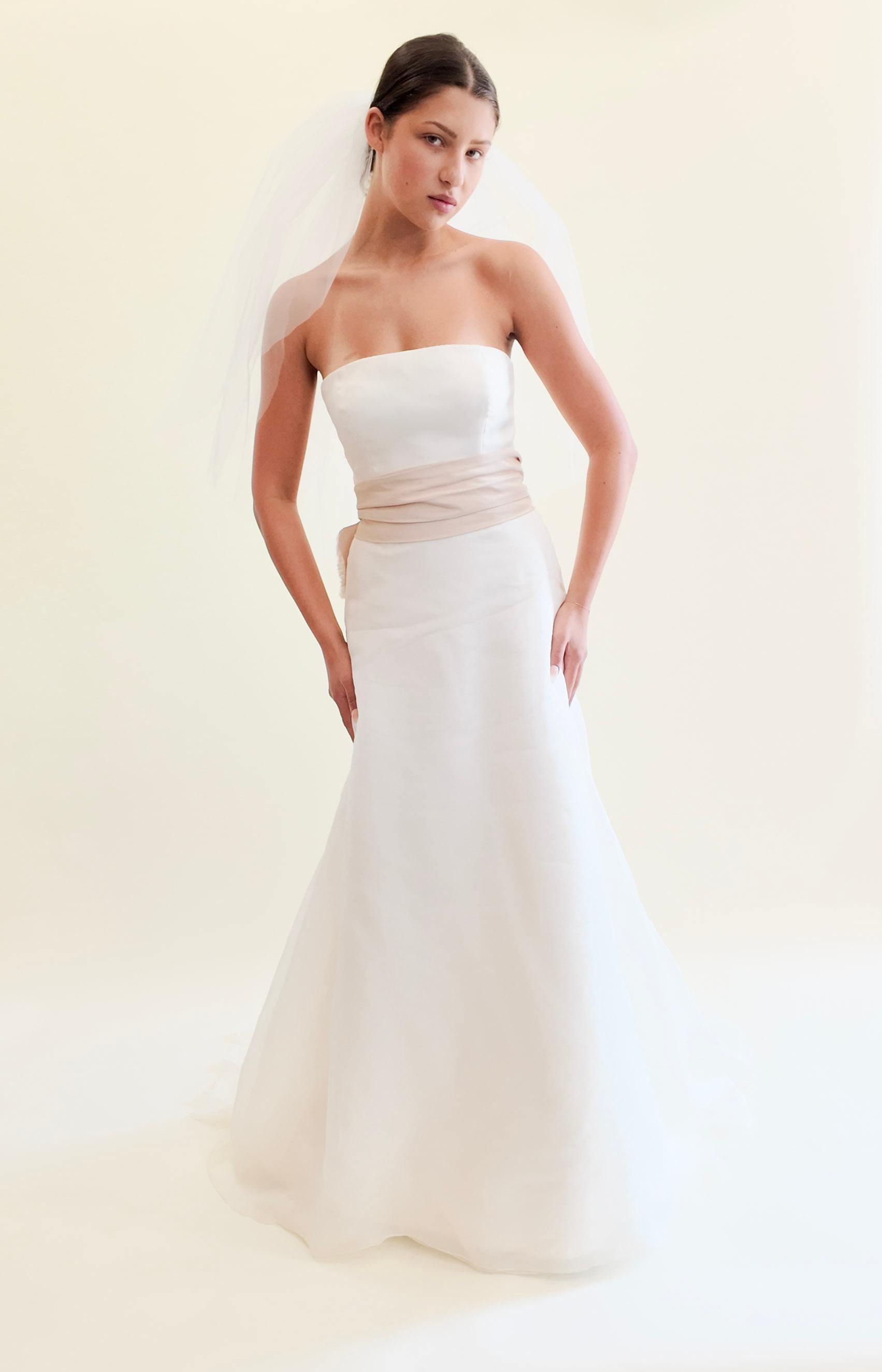 Vera Wang 2004 Trägerloses Seiden-Hochzeitskleid mit abnehmbarer Schleife in Blassrosa im Angebot 3