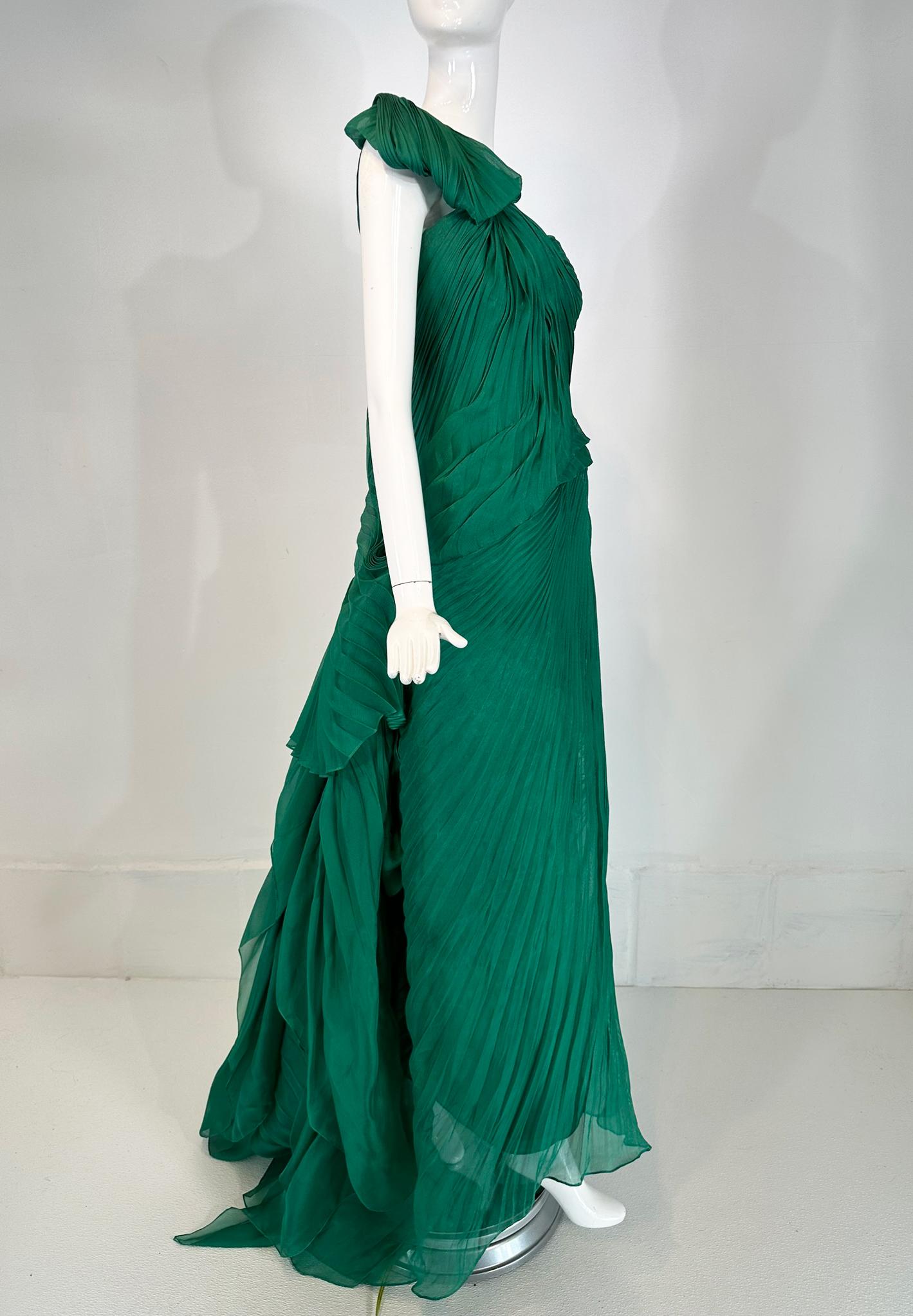 Vera Wang 2011 Emerald Green Silk One Shoulder Draped Pleated Gown with Train 10 In Good Condition For Sale In West Palm Beach, FL