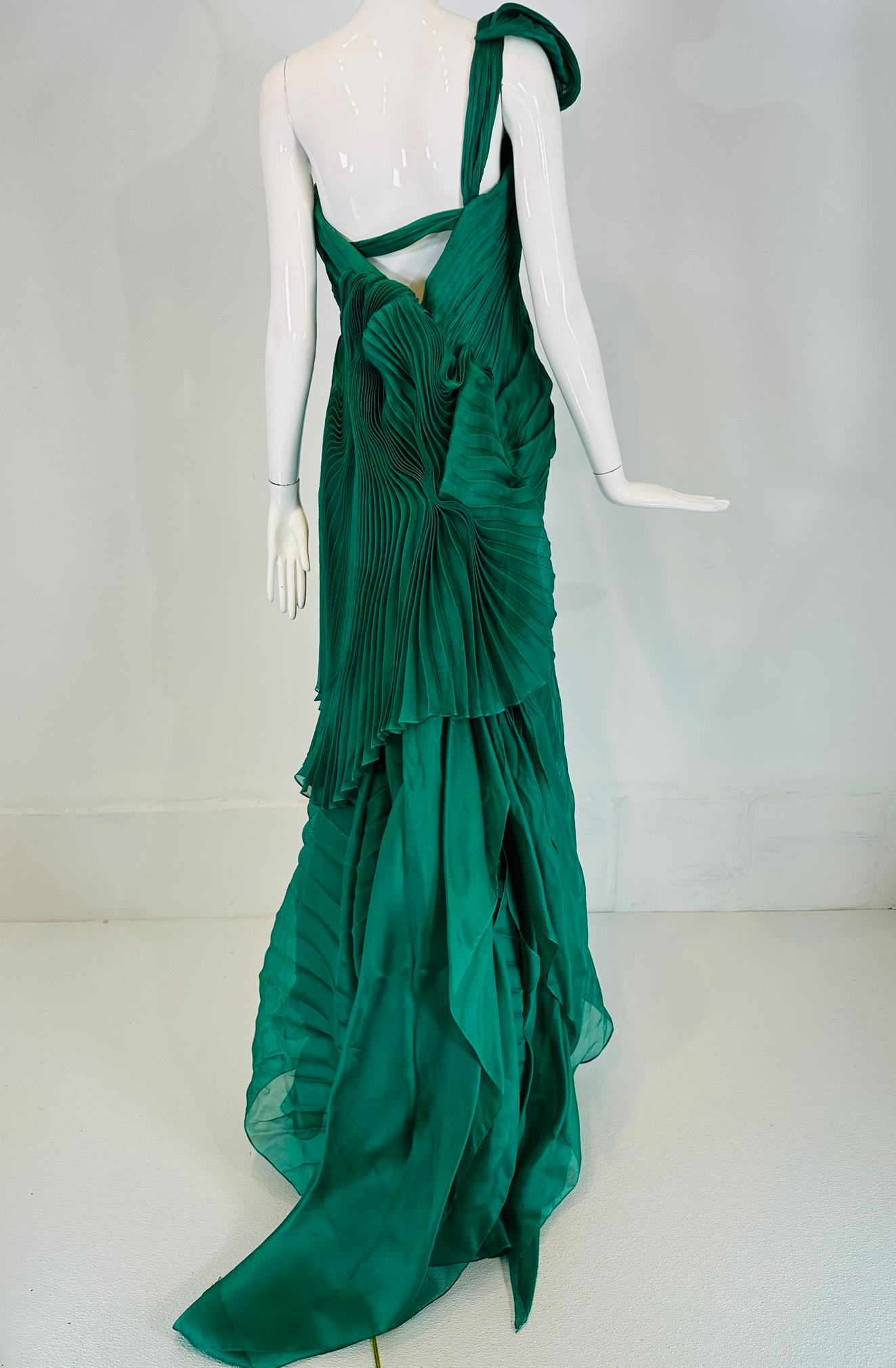 Vera Wang 2011 Emerald Green Silk One Shoulder Draped Pleated Gown with Train 10 For Sale 1