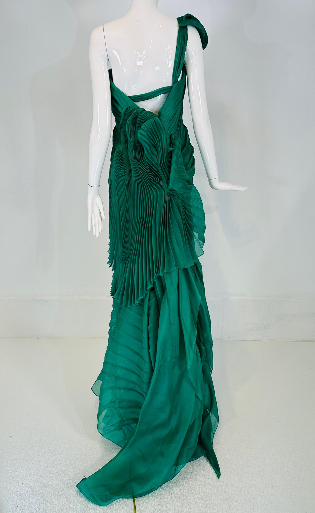 Vera Wang 2011 Emerald Green Silk One Shoulder Draped Pleated Gown with Train 10 For Sale 2
