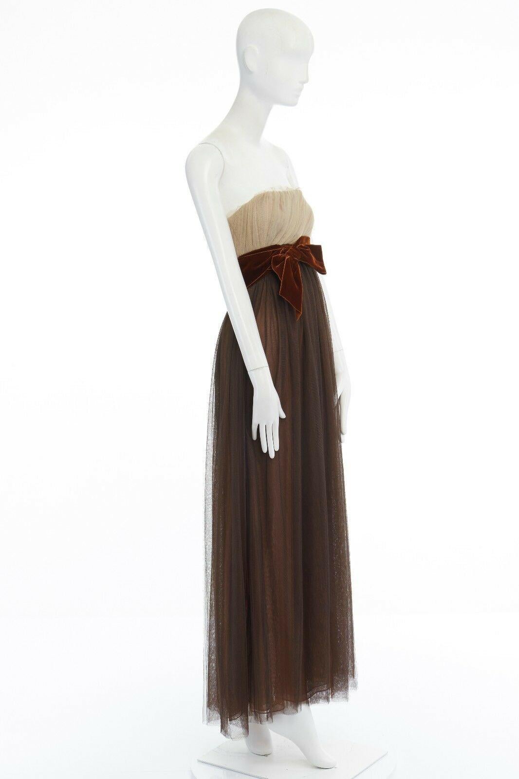VERA WANG beige tulle velvet bow brown tulle bustier gown dress US0 XS 
Reference: LNKO/A00624 
Brand: Vera Wang 
Designer: Vera Wang 
Material: Silk 
Color: Brown 
Pattern: Other 
Closure: Zip 
Extra Detail: Cream beige tulle bustier. Brown velvet