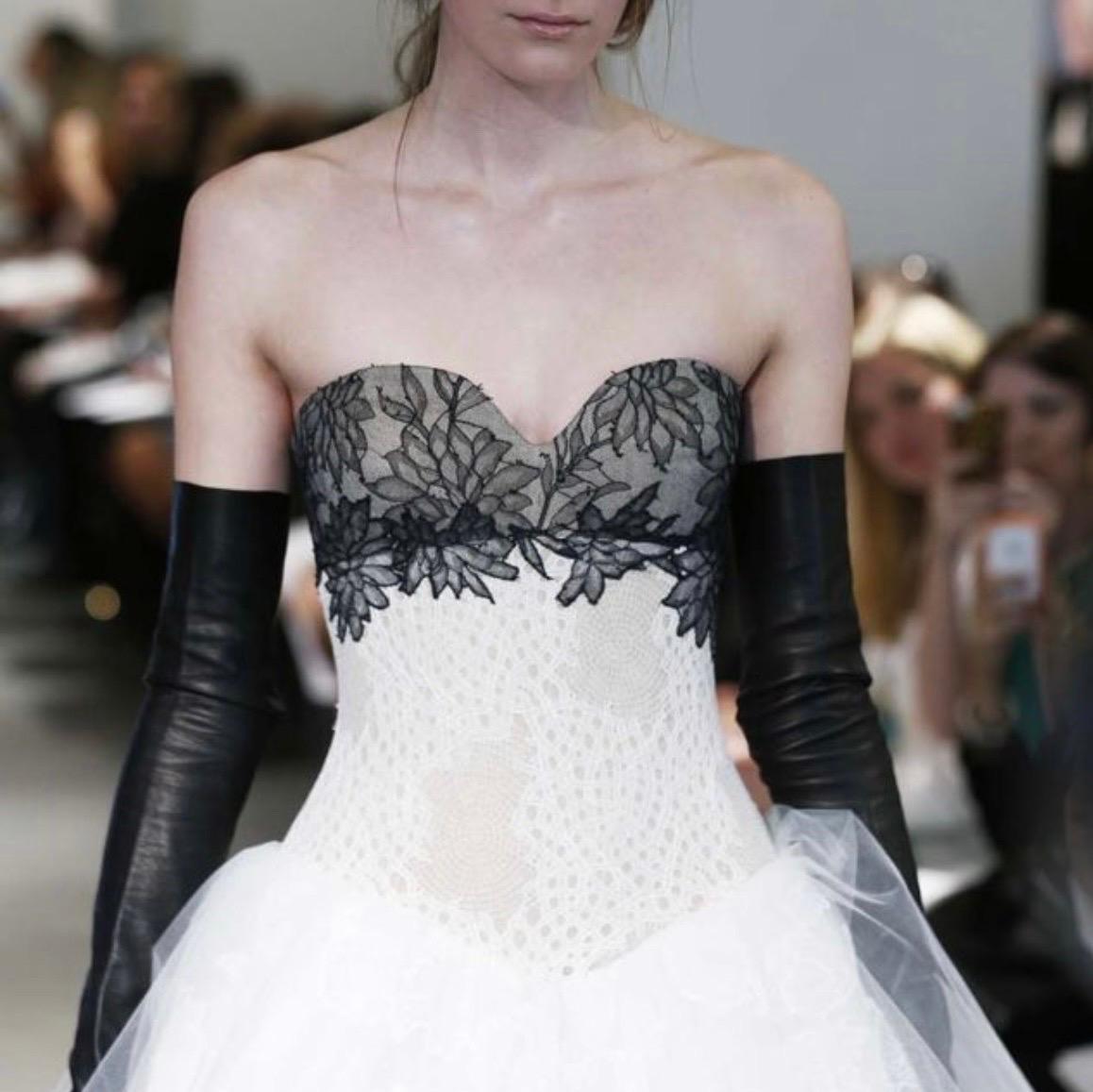 Hier ist eine raffinierte und professionelle Produktbeschreibung, die für 1stDibs zugeschnitten ist:

Vera Wang Schwarz und Weiß Trägerlos Ballkleid Brautkleid - Fall 2014 Collection'S

Dieses seltene und ikonische Stück aus Vera Wangs gefeierter