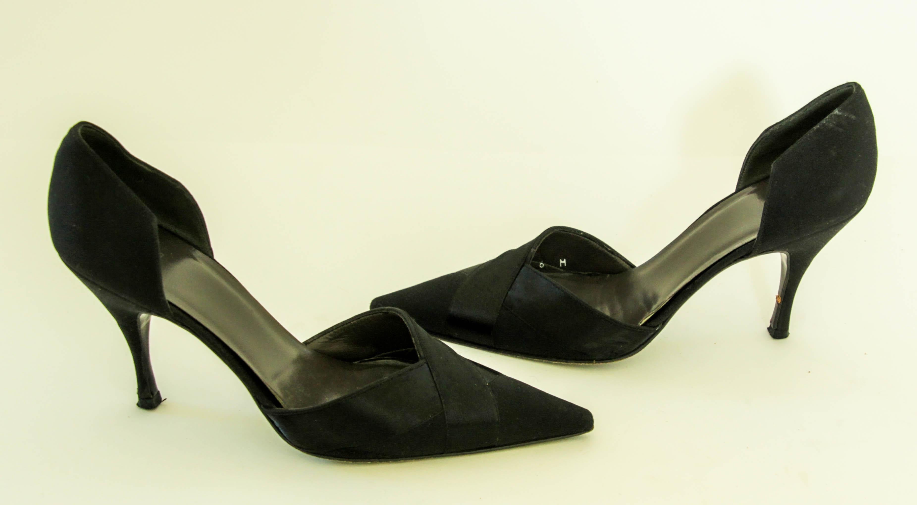 Escarpins à bouts pointus en satin noir de Vera.
Mules pointues Vera Wang
Taille 6 M.
Style de chaussures : Pompes
Matériau : Tissu
Hauteur du talon : 3