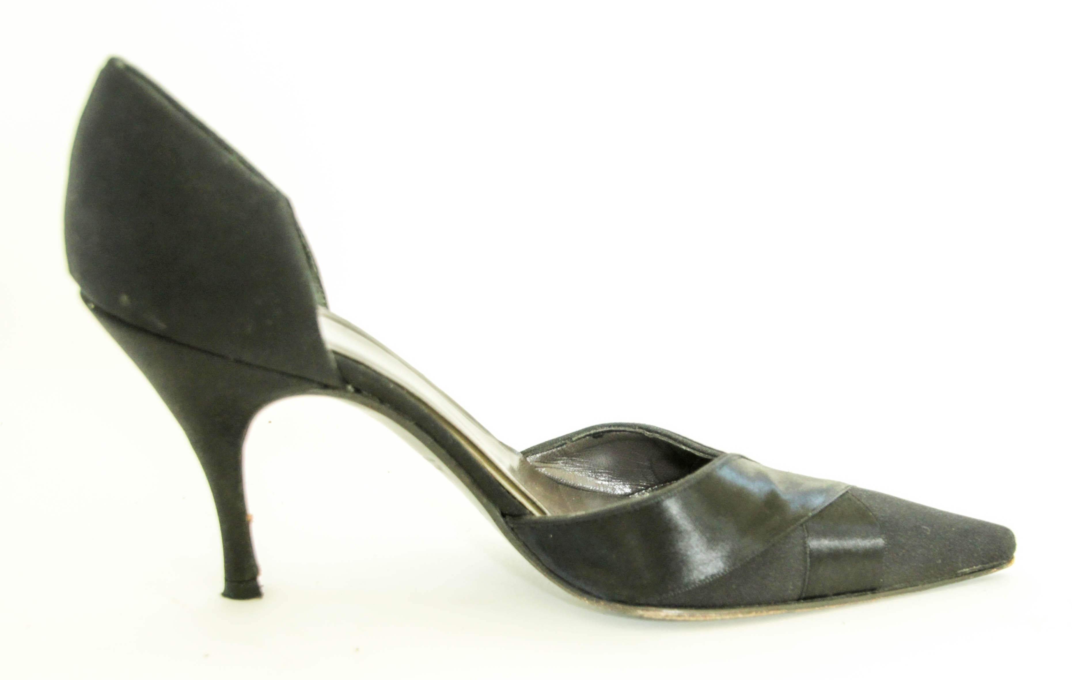 Vera Wang Noir Satin Pointed Toe Pumps US 6 M Bon état - En vente à North Hollywood, CA
