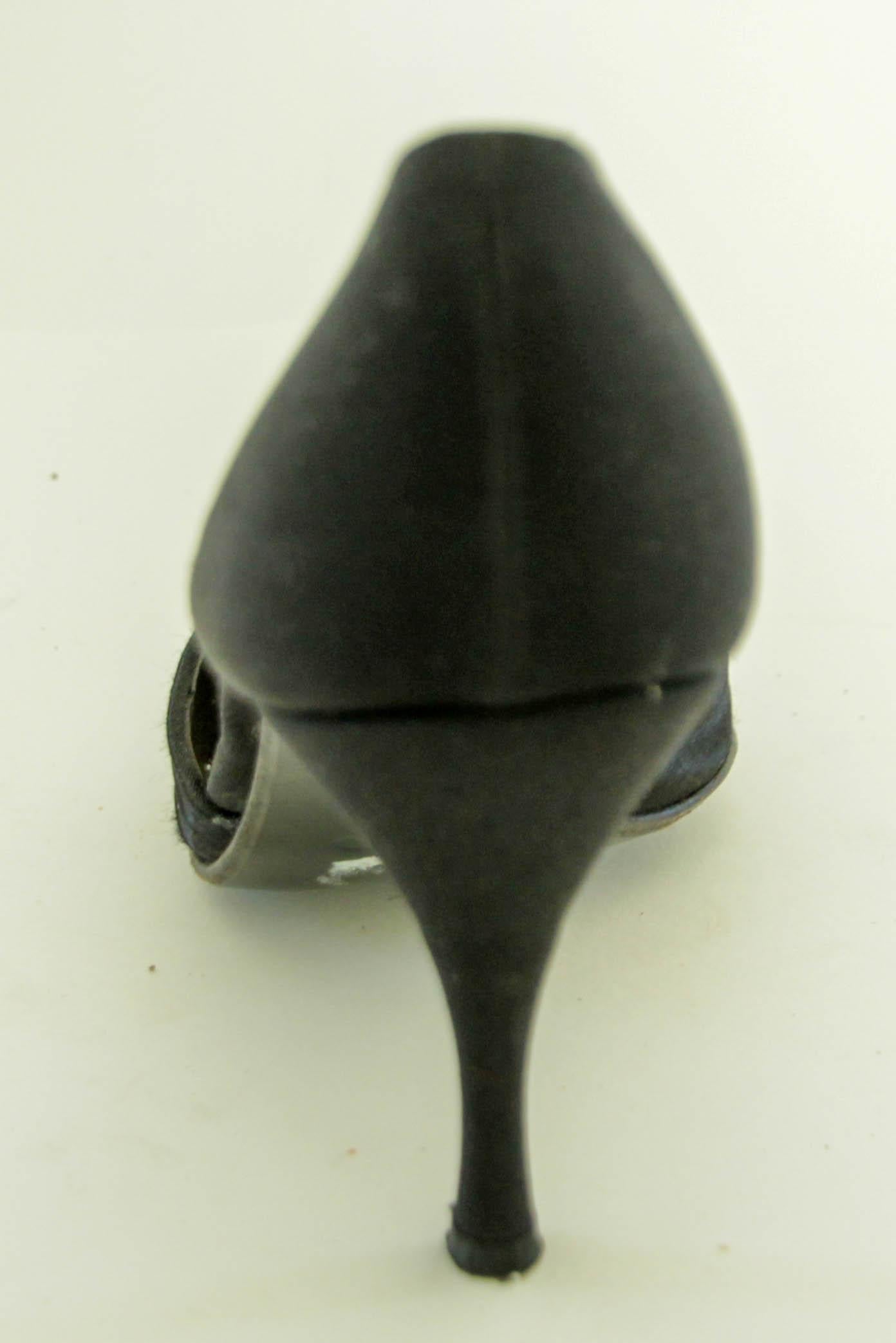 Vera Wang Noir Satin Pointed Toe Pumps US 6 M Pour femmes en vente