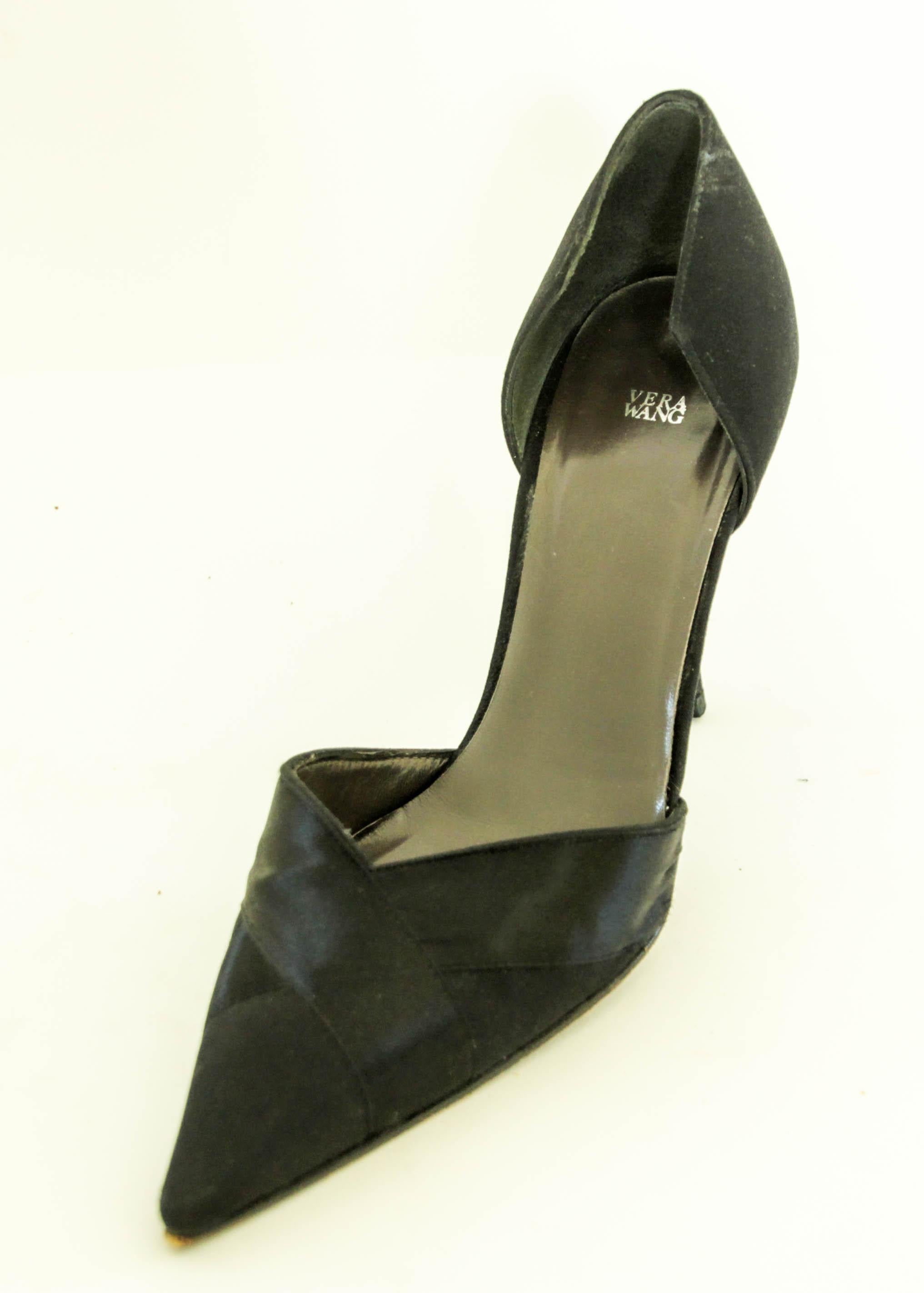 Vera Wang Noir Satin Pointed Toe Pumps US 6 M en vente 1