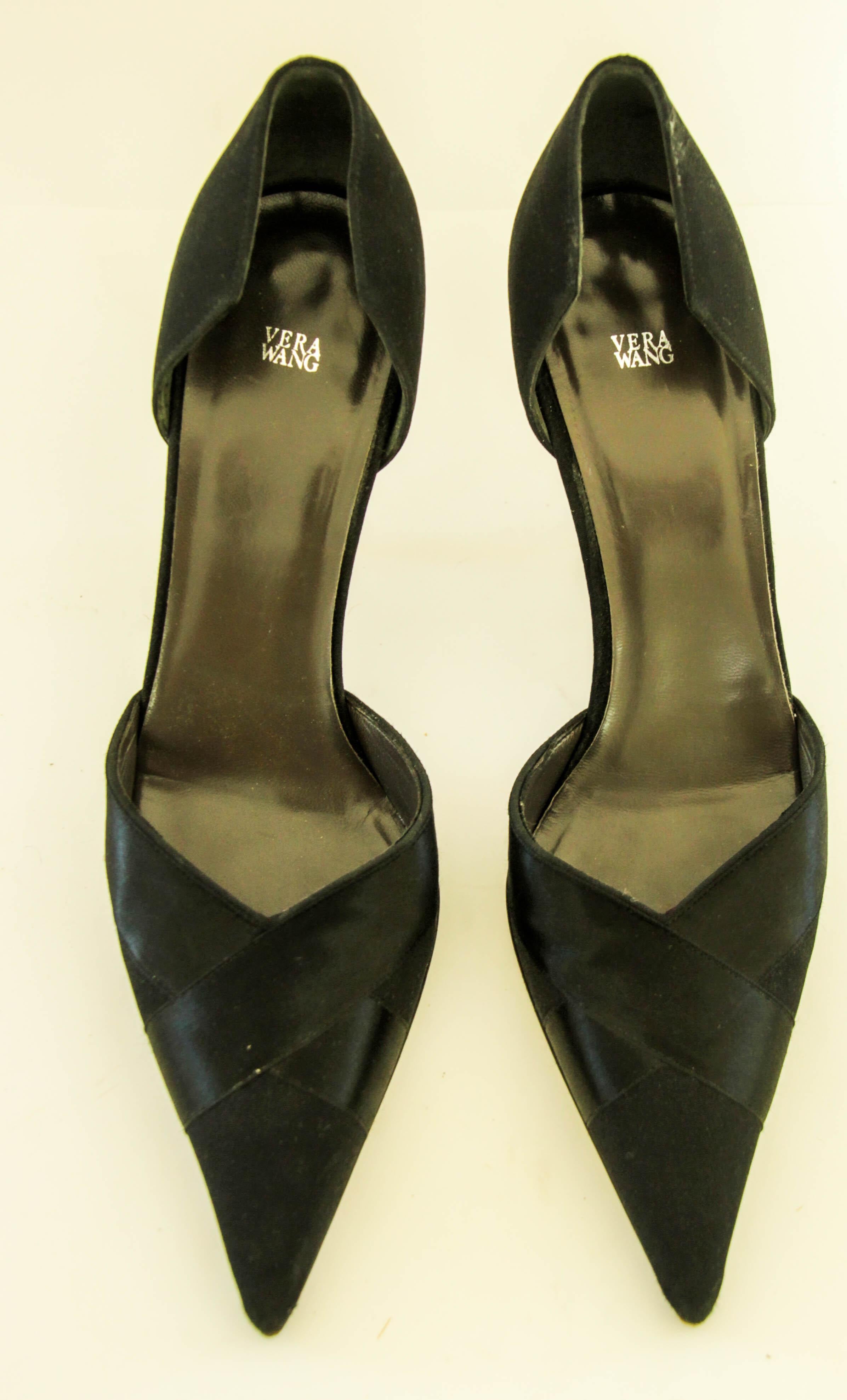 Vera Wang Noir Satin Pointed Toe Pumps US 6 M en vente 2