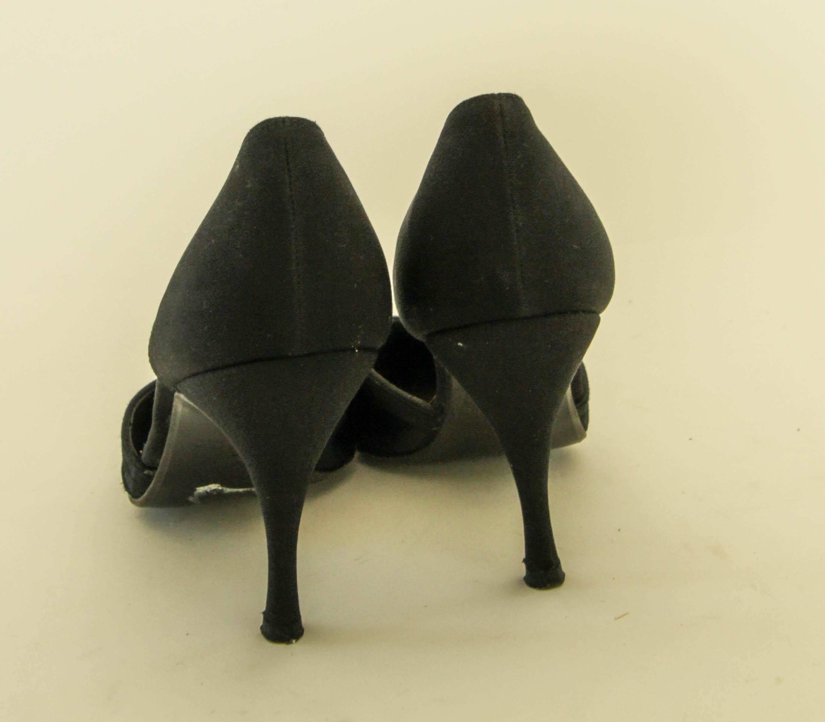 Vera Wang Noir Satin Pointed Toe Pumps US 6 M en vente 3
