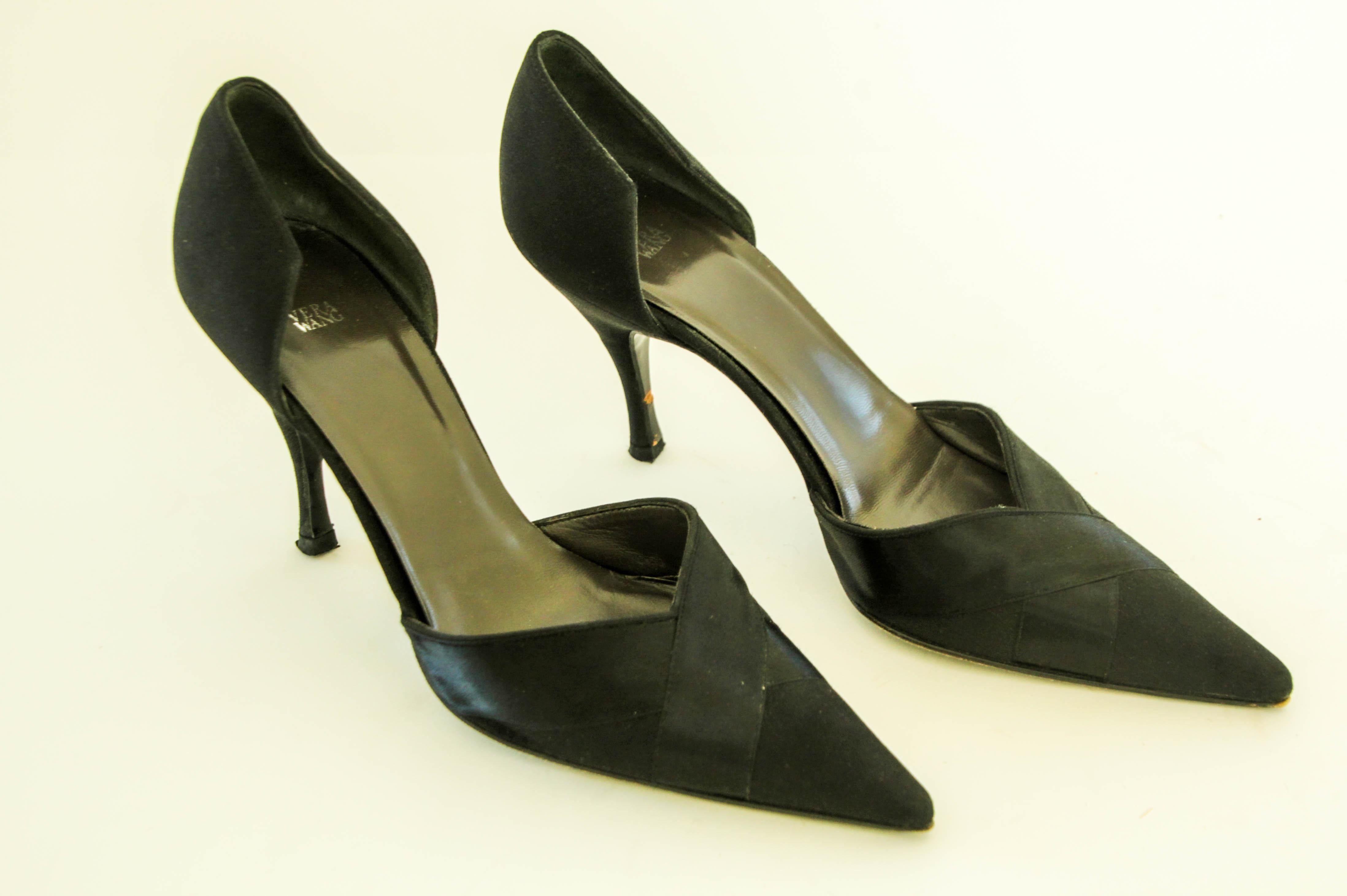 Vera Wang Noir Satin Pointed Toe Pumps US 6 M en vente 4