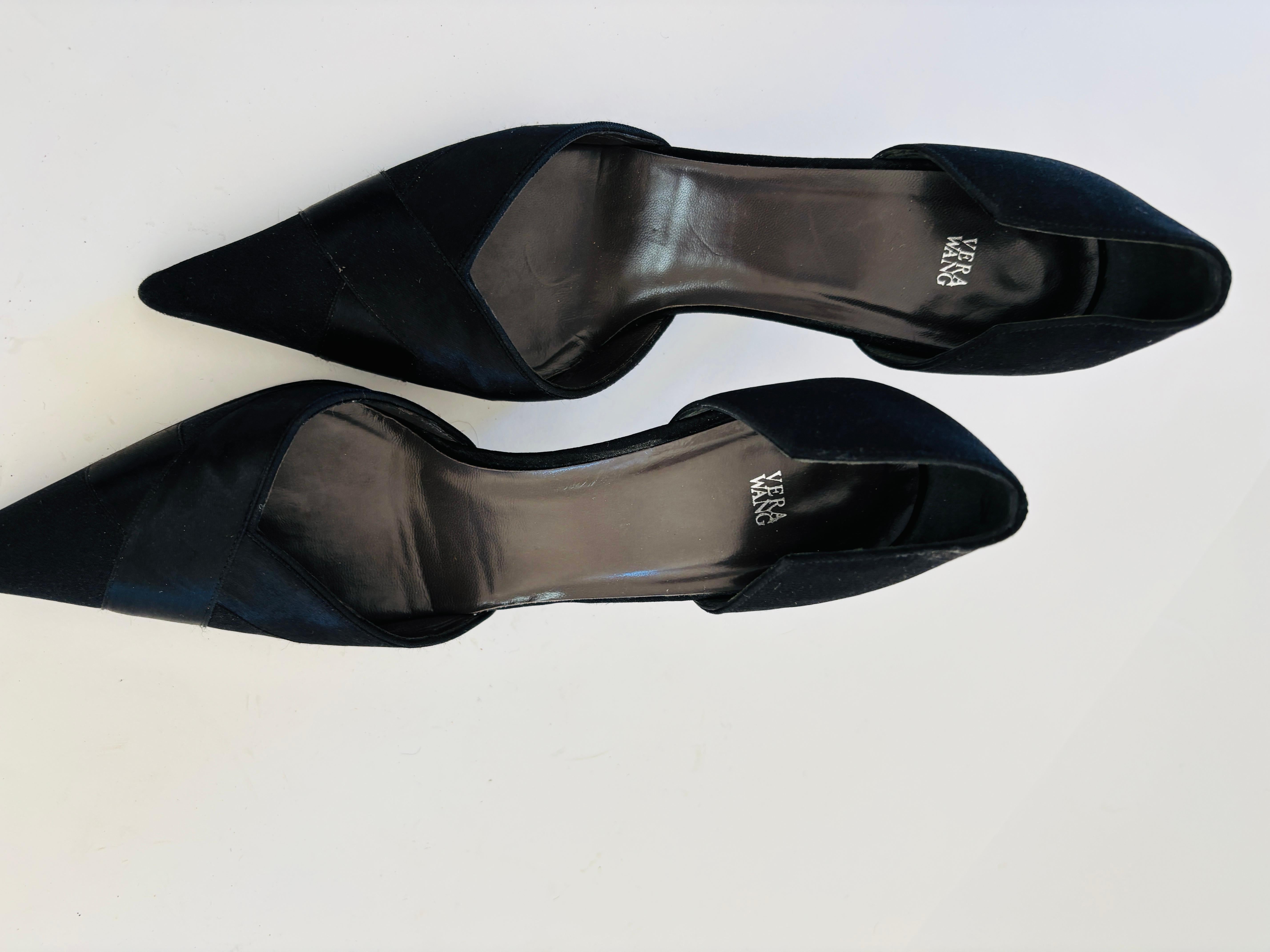 Vera Wang Noir Satin Pointed Toe Pumps US 6 M en vente 5