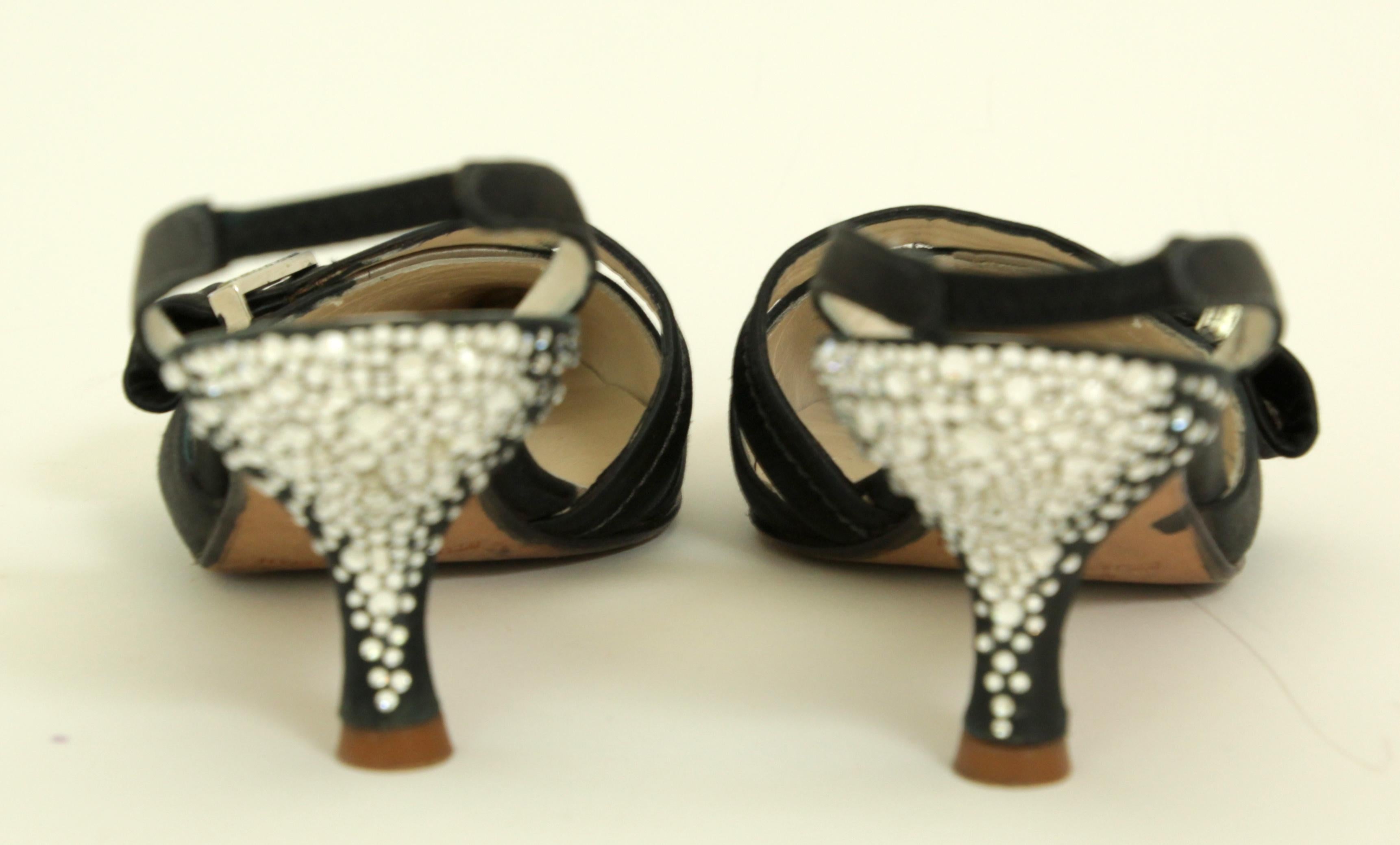 Escarpins en satin noir avec strass Vera Wang Taille US 6 en vente 6
