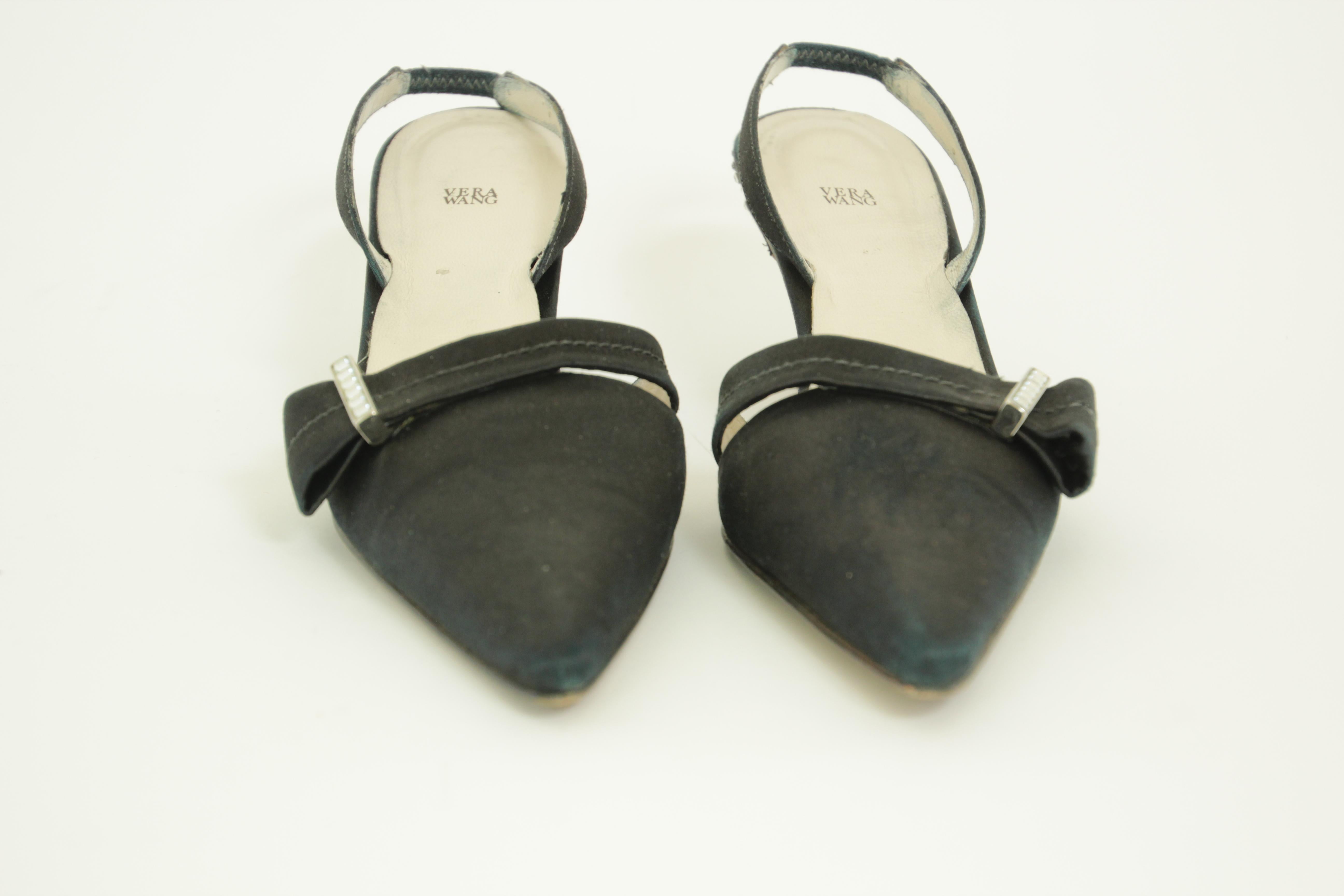 Escarpins en satin noir avec strass Vera Wang Taille US 6 en vente 11