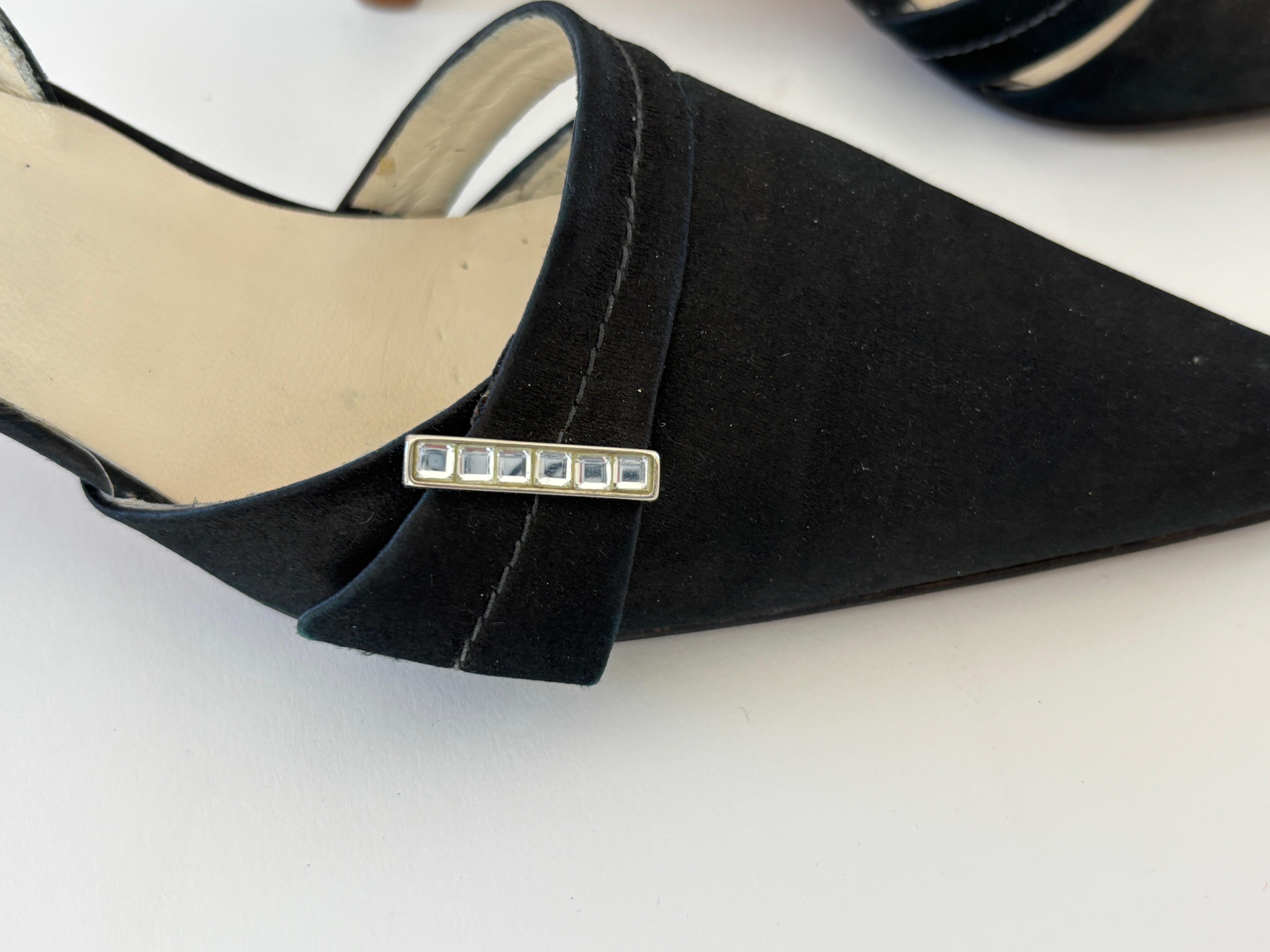 Escarpins en satin noir avec strass Vera Wang Taille US 6 en vente 1