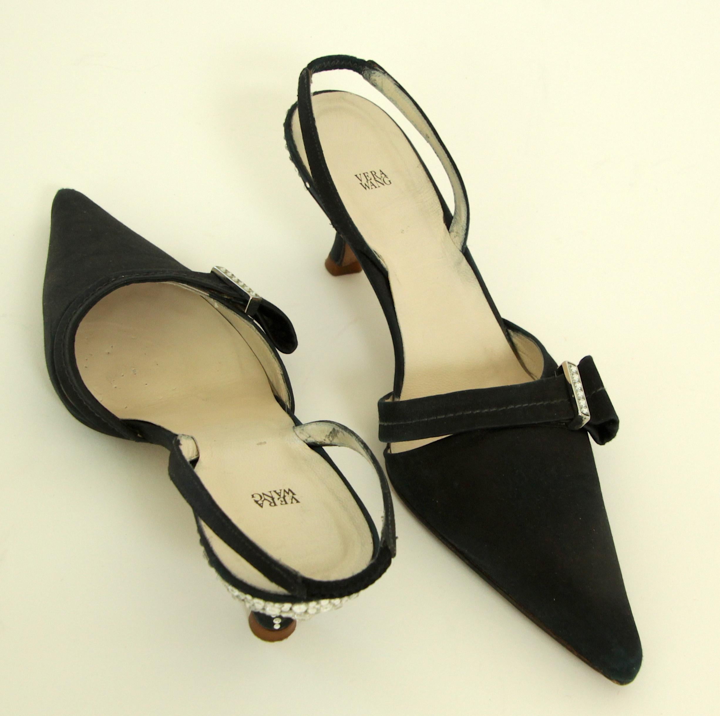 Escarpins en satin noir avec strass Vera Wang Taille US 6 en vente 2