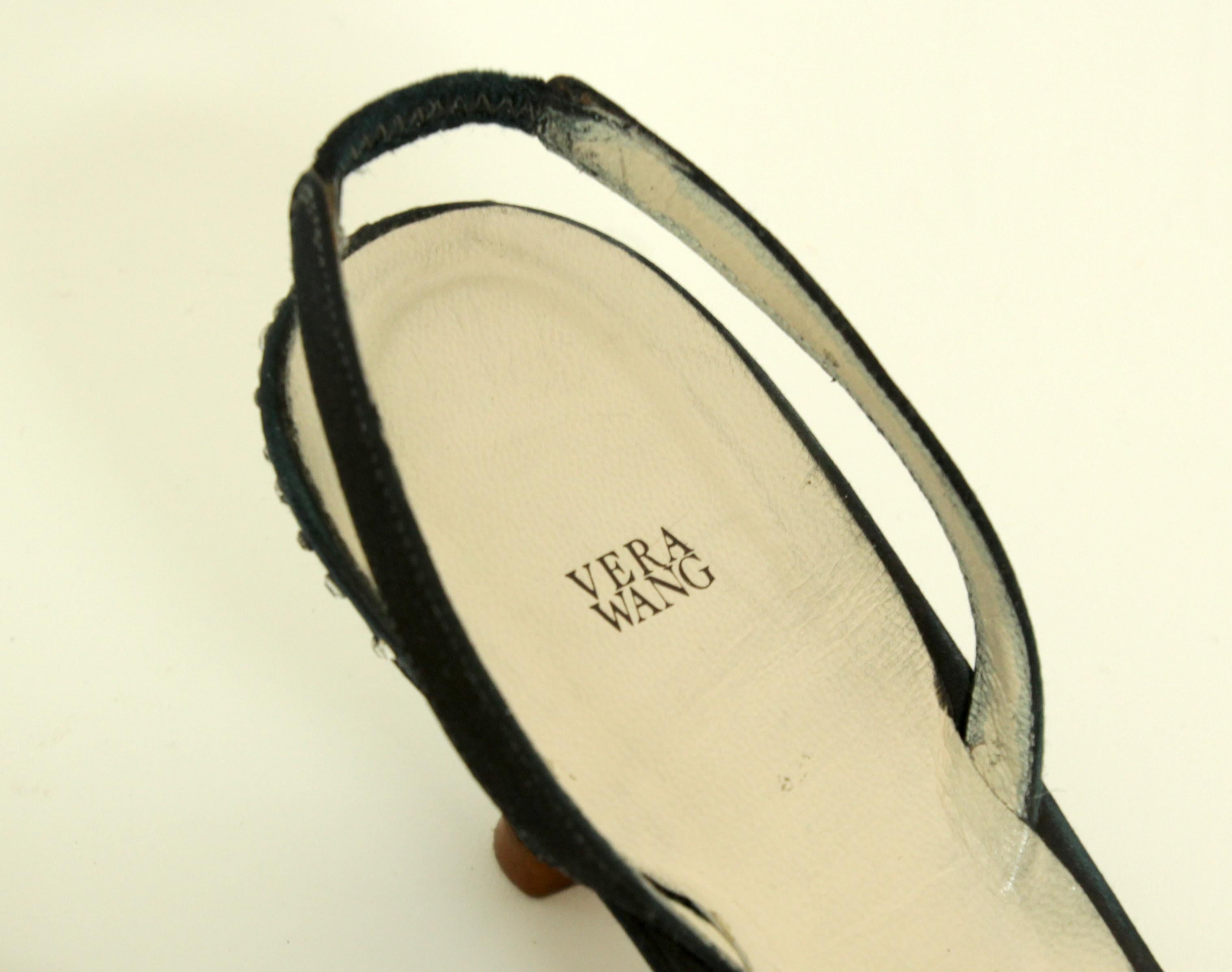 Escarpins en satin noir avec strass Vera Wang Taille US 6 en vente 3