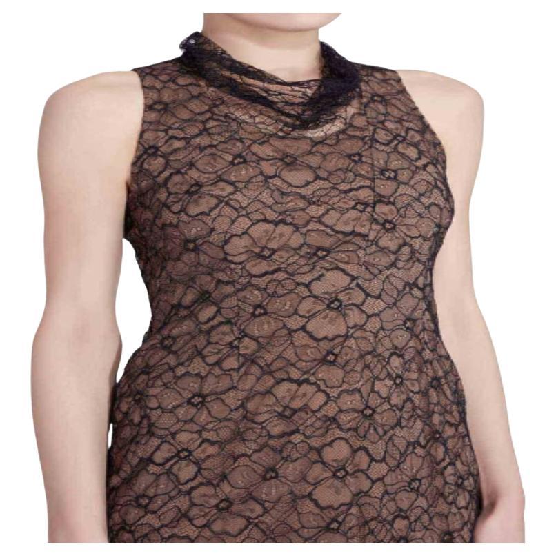 Cette robe sans manches est jolie, décente et élégante. Cette robe noire est issue de la fabuleuse collection Vera Wang. Elle est taillée dans un mélange de nylon et ornée d'un motif floral en dentelle. Dotée d'un col bénitier haut, elle sera