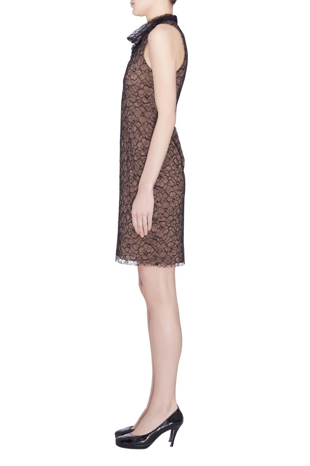 Vera Wang Kollektion Schwarzes ärmelloses Kleid mit hohem Rollkragenausschnitt und floraler Spitze S im Zustand „Hervorragend“ in Dubai, Al Qouz 2