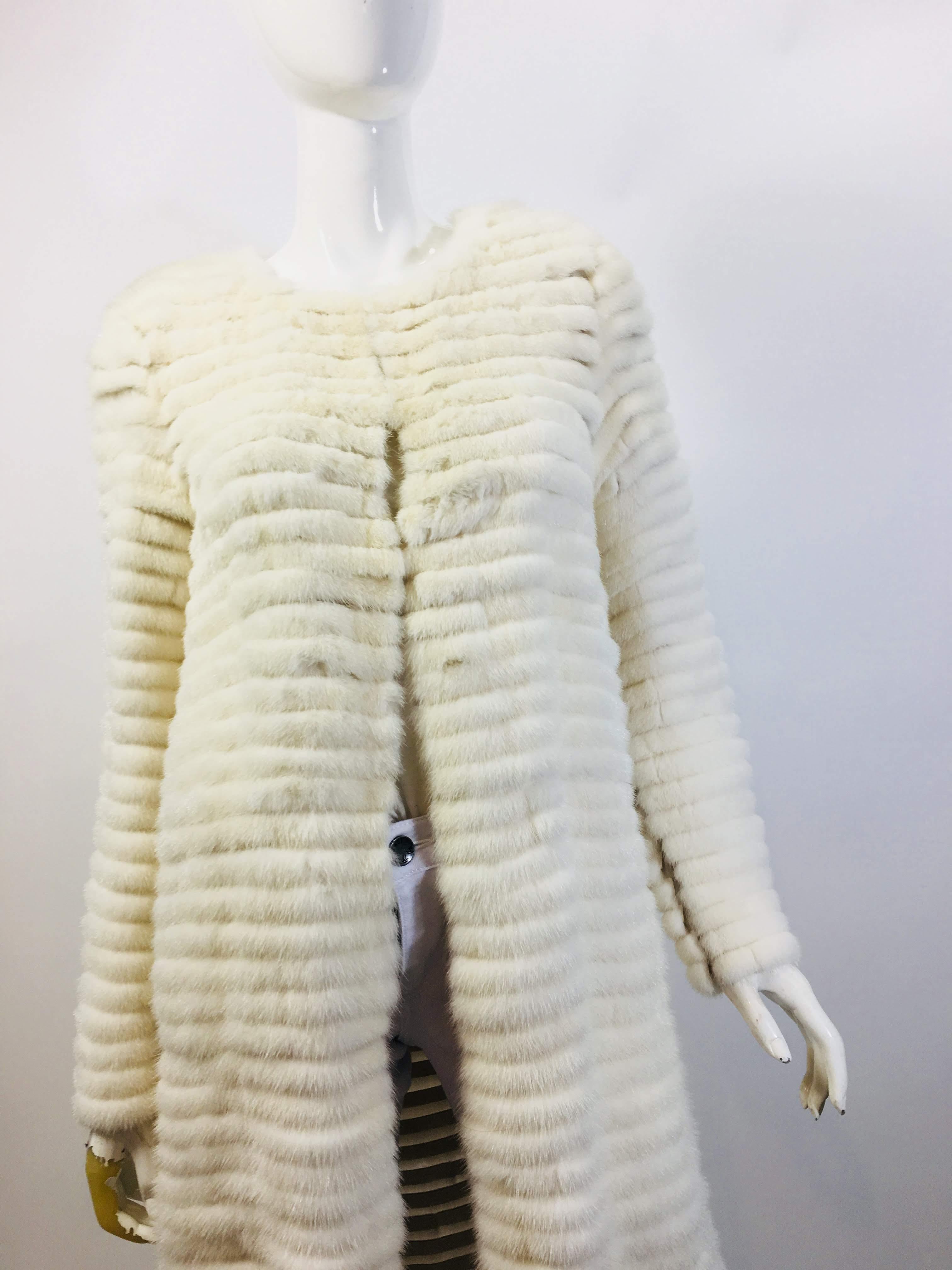 Vera Wang Collection White Open Front Tiered -Style Knee Length Coat
100% Mink with Sheer Lining
Cream-White
Made in the USA
Size 2