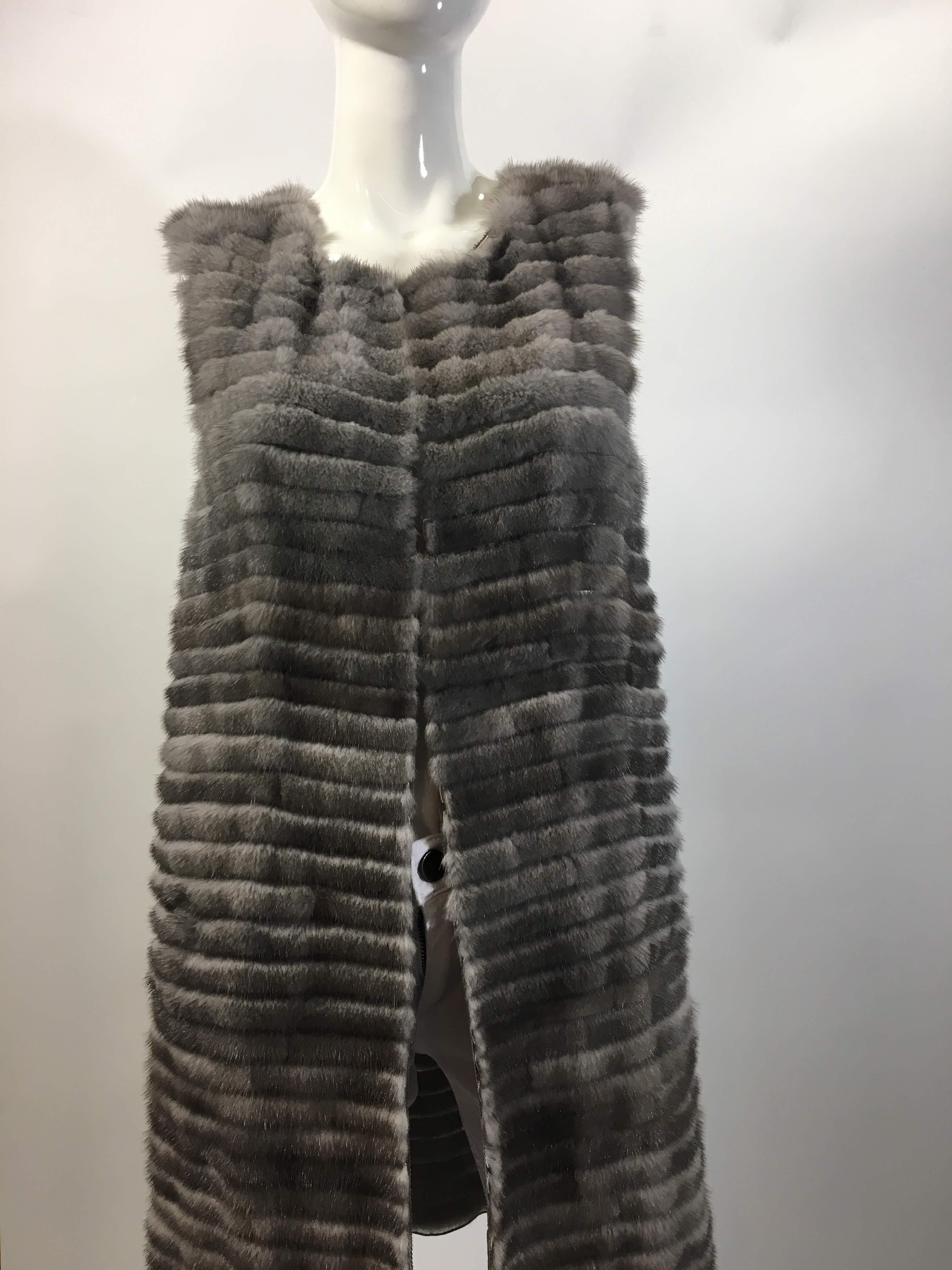 Vera Wang Collection White Open Front Vest
Tiered -Style Knee Length Coat
Gray 100% Mink
Made in the USA
Sheer Silk Lining
Size 4
