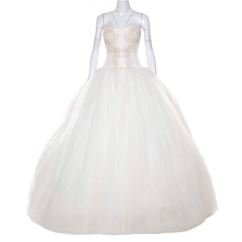 Vera Wang's bridal gown collection brings every bride's dream into reality. Because the wedding day is one of the most important days in any girl's life, your wedding gown should make you feel no less than a fairytale princess. Heavily inspired by