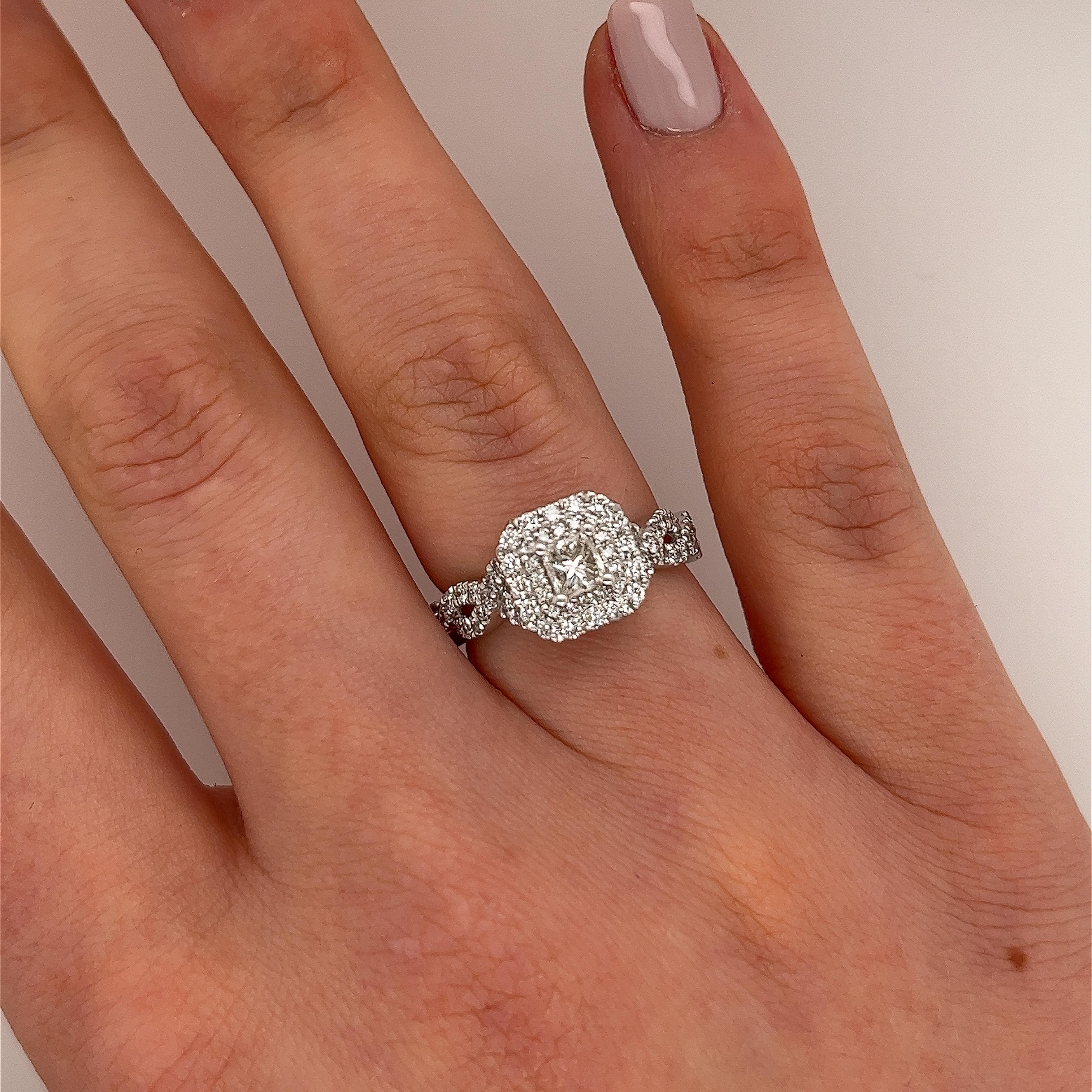 Vera Wang Diamond Cluster Engagement Ring Set With 0.95ct Natural Diamonds In Excellent Condition For Sale In London, GB