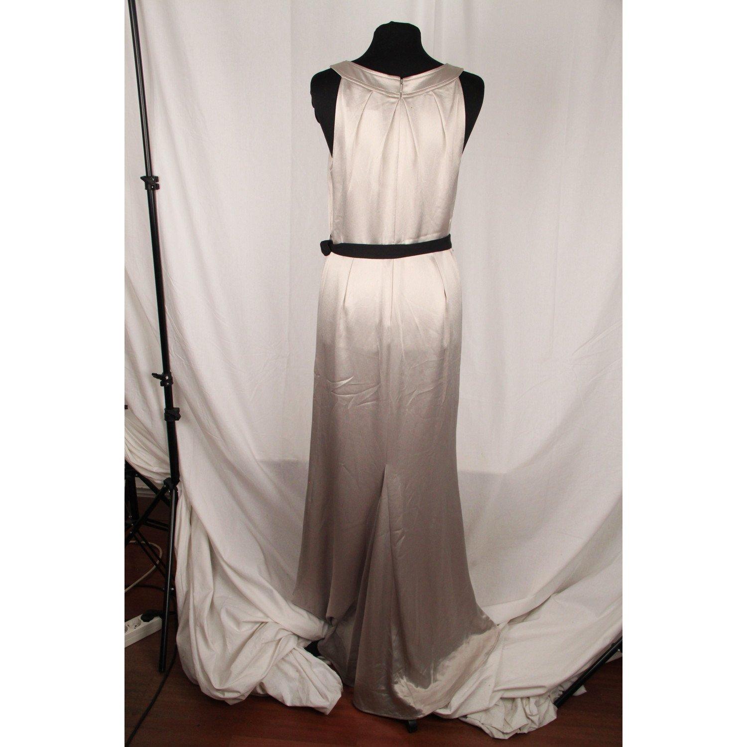 Vera Wang Gray Satin Evening Dress with Brooch Size 42 In Excellent Condition In Rome, Rome