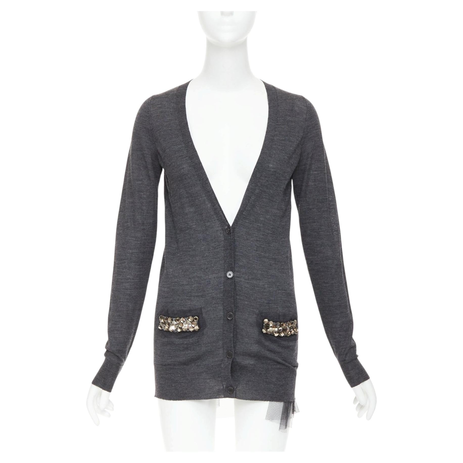 Vera Wang: Grauer Cardigan aus Wolle mit schwarzem Tüllfutter und Kristallverzierungen